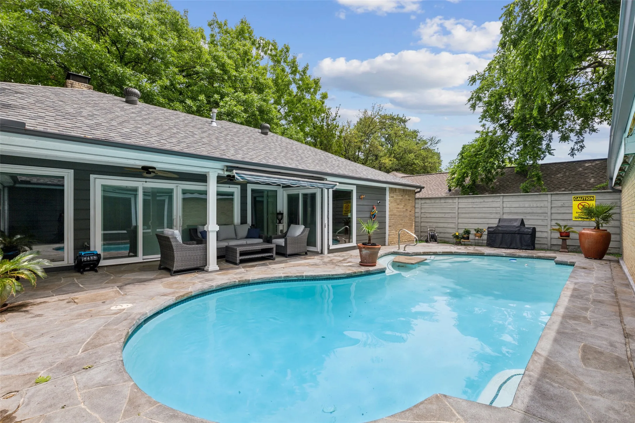 Single Family Residence For Sale in Dallas County , 7221 Pleasant View Drive, Dallas, Texas 75231, 3 Bedroom, 3 Bathroom, 2 Garage spaces, 2,785 Sqft, built in 1979, mls#21374805, Real Estate Agent in Dallas, Homes For Sale in Dallas county, Homes For Sale in Dallas, Realtor in Dallas Texas, Real Estate Brokerage Independent Realty Texas, Luminita Cordes Realtor