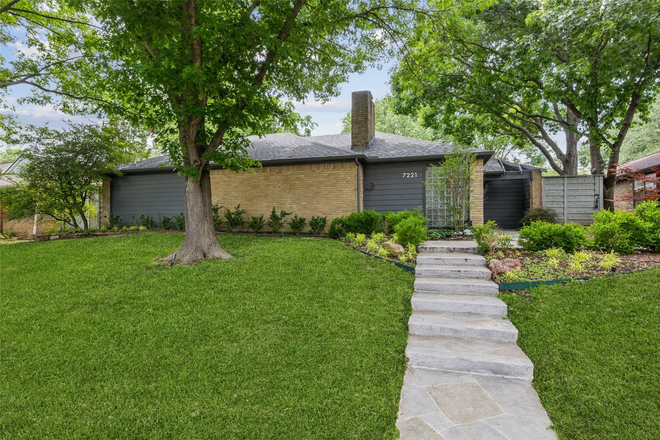 Single Family Residence For Sale in Dallas County , 7221 Pleasant View Drive, Dallas, Texas 75231, 3 Bedroom, 3 Bathroom, 2 Garage spaces, 2,785 Sqft, built in 1979, mls#21374805, Real Estate Agent in Dallas, Homes For Sale in Dallas county, Homes For Sale in Dallas, Realtor in Dallas Texas, Real Estate Brokerage Independent Realty Texas, Luminita Cordes Realtor
