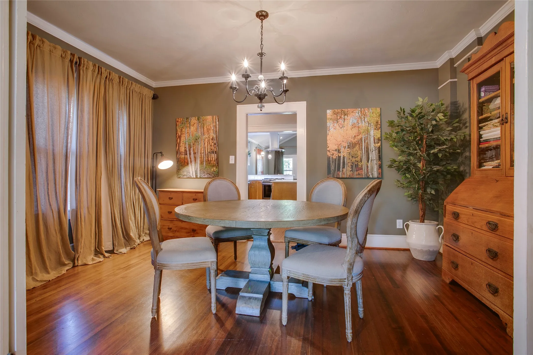 Single Family Residence For Sale in Dallas County , 6019 Goliad Avenue, Dallas, Texas 75206, 3 Bedroom, 2 Bathroom, 2 Garage spaces, 2,206 Sqft, built in 1923, mls#21378788, Real Estate Agent in Dallas, Homes For Sale in Dallas county, Homes For Sale in Dallas, Realtor in Dallas Texas, Real Estate Brokerage Independent Realty Texas, Luminita Cordes Realtor