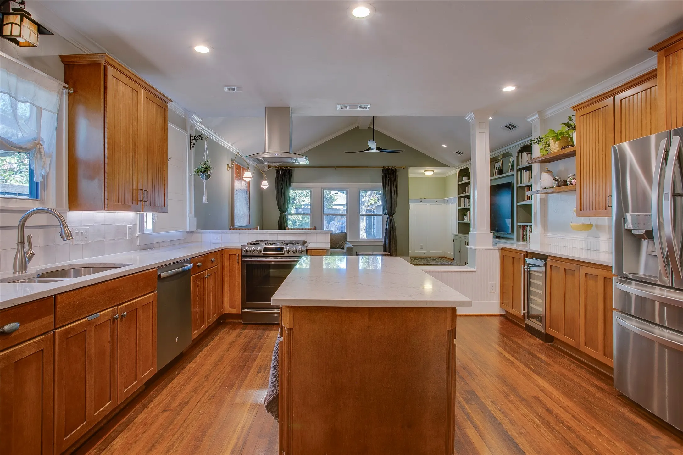 Single Family Residence For Sale in Dallas County , 6019 Goliad Avenue, Dallas, Texas 75206, 3 Bedroom, 2 Bathroom, 2 Garage spaces, 2,206 Sqft, built in 1923, mls#21378788, Real Estate Agent in Dallas, Homes For Sale in Dallas county, Homes For Sale in Dallas, Realtor in Dallas Texas, Real Estate Brokerage Independent Realty Texas, Luminita Cordes Realtor