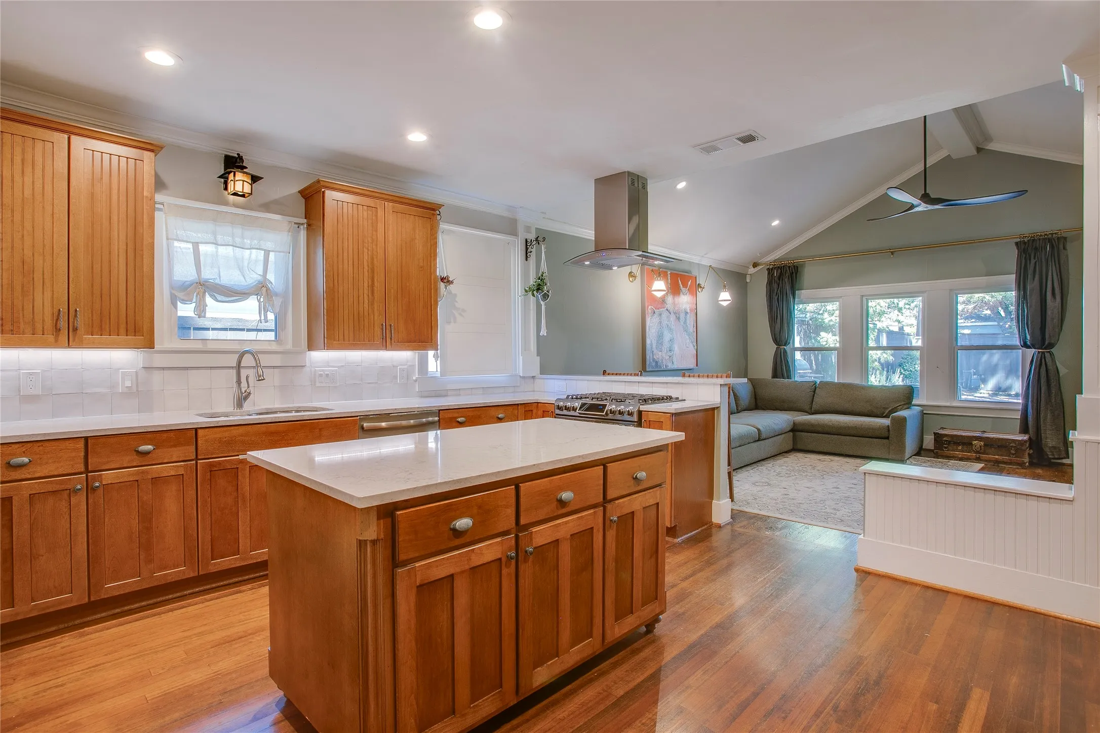 Single Family Residence For Sale in Dallas County , 6019 Goliad Avenue, Dallas, Texas 75206, 3 Bedroom, 2 Bathroom, 2 Garage spaces, 2,206 Sqft, built in 1923, mls#21378788, Real Estate Agent in Dallas, Homes For Sale in Dallas county, Homes For Sale in Dallas, Realtor in Dallas Texas, Real Estate Brokerage Independent Realty Texas, Luminita Cordes Realtor
