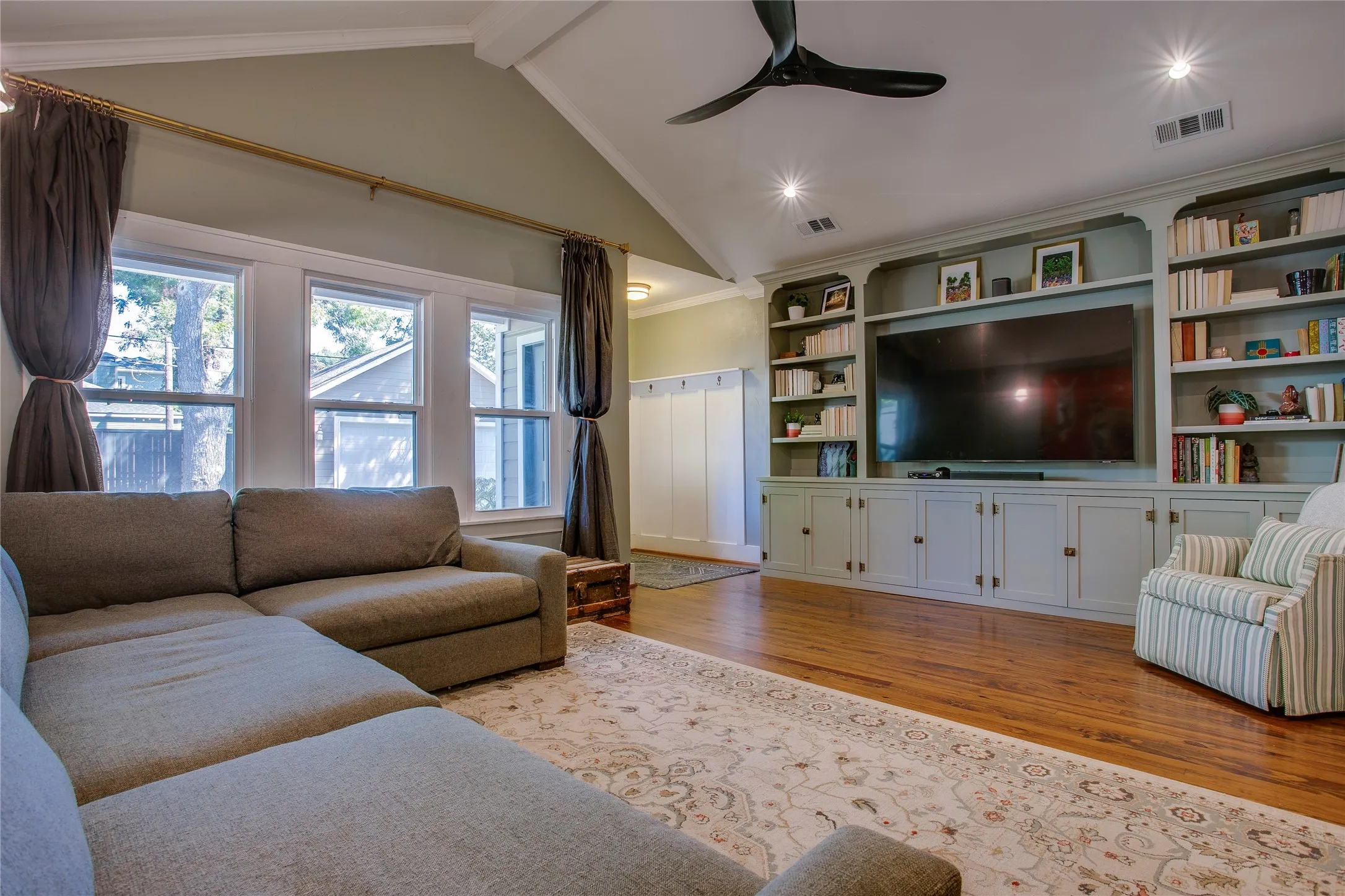 Single Family Residence For Sale in Dallas County , 6019 Goliad Avenue, Dallas, Texas 75206, 3 Bedroom, 2 Bathroom, 2 Garage spaces, 2,206 Sqft, built in 1923, mls#21378788, Real Estate Agent in Dallas, Homes For Sale in Dallas county, Homes For Sale in Dallas, Realtor in Dallas Texas, Real Estate Brokerage Independent Realty Texas, Luminita Cordes Realtor
