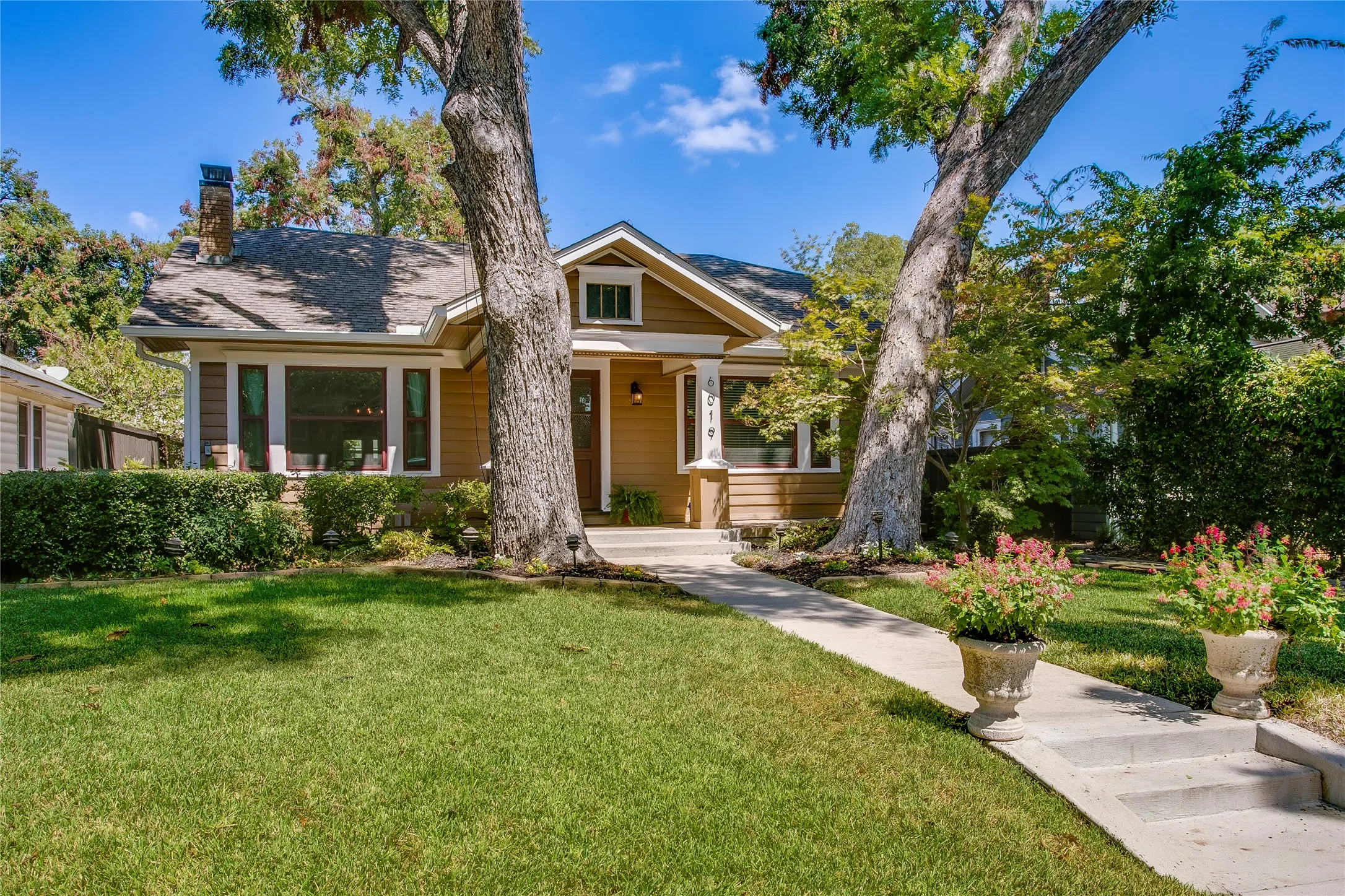 Single Family Residence For Sale in Dallas County , 6019 Goliad Avenue, Dallas, Texas 75206, 3 Bedroom, 2 Bathroom, 2 Garage spaces, 2,206 Sqft, built in 1923, mls#21378788, Real Estate Agent in Dallas, Homes For Sale in Dallas county, Homes For Sale in Dallas, Realtor in Dallas Texas, Real Estate Brokerage Independent Realty Texas, Luminita Cordes Realtor