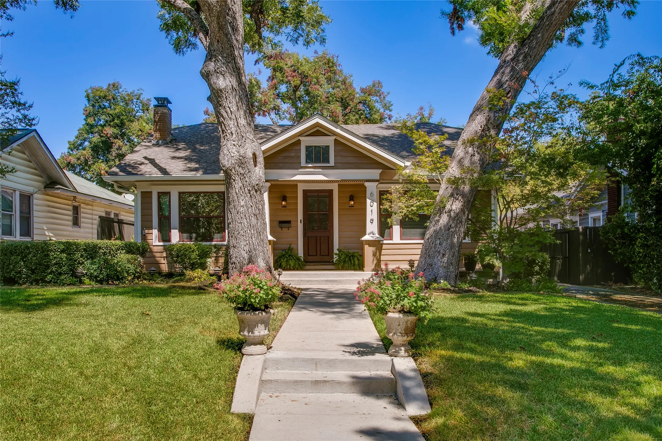 Single Family Residence For Sale in Dallas County , 6019 Goliad Avenue, Dallas, Texas 75206, 3 Bedroom, 2 Bathroom, 2 Garage spaces, 2,206 Sqft, built in 1923, mls#21378788, Real Estate Agent in Dallas, Homes For Sale in Dallas county, Homes For Sale in Dallas, Realtor in Dallas Texas, Real Estate Brokerage Independent Realty Texas, Luminita Cordes Realtor