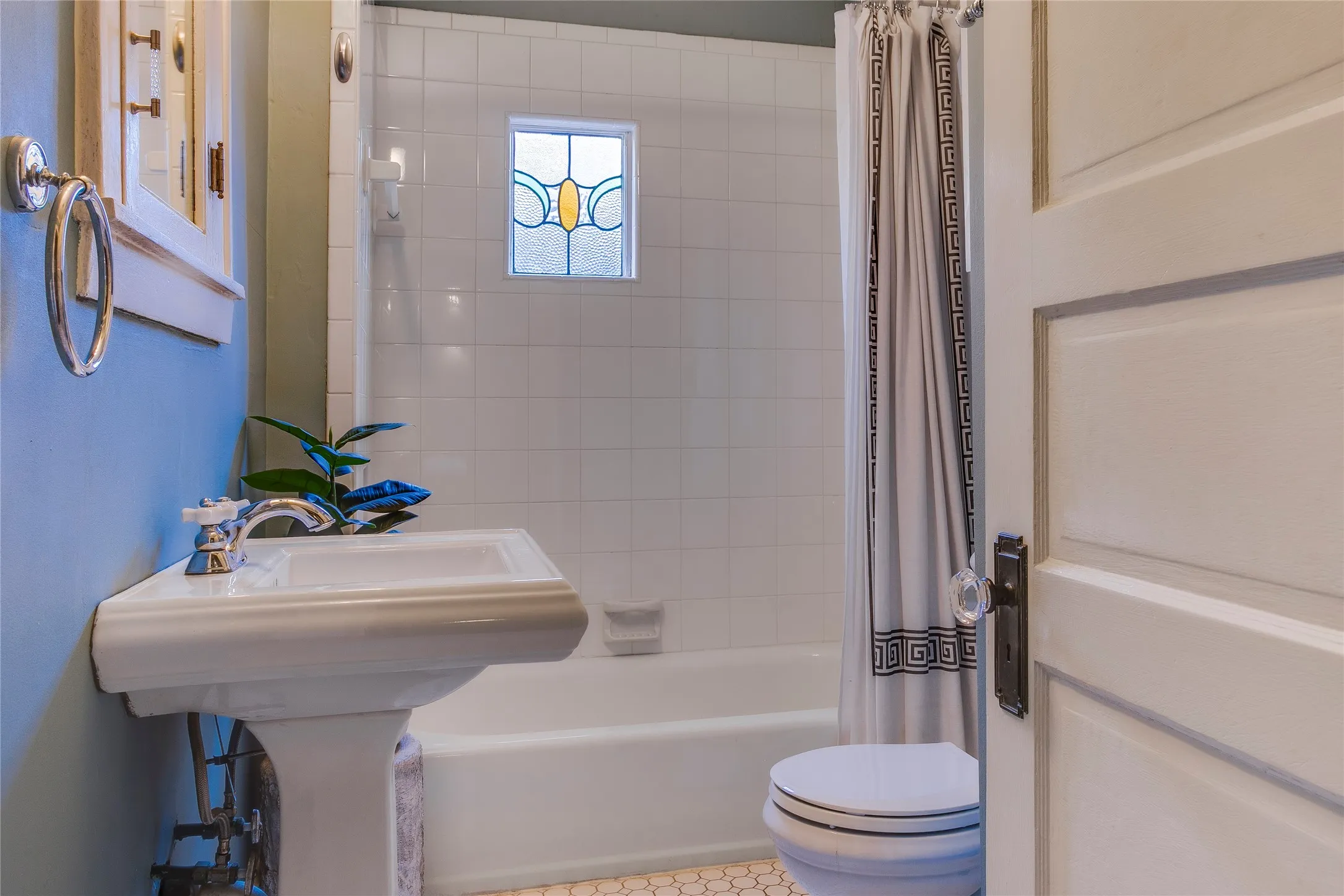 Single Family Residence For Sale in Dallas County , 6019 Goliad Avenue, Dallas, Texas 75206, 3 Bedroom, 2 Bathroom, 2 Garage spaces, 2,206 Sqft, built in 1923, mls#21378788, Real Estate Agent in Dallas, Homes For Sale in Dallas county, Homes For Sale in Dallas, Realtor in Dallas Texas, Real Estate Brokerage Independent Realty Texas, Luminita Cordes Realtor