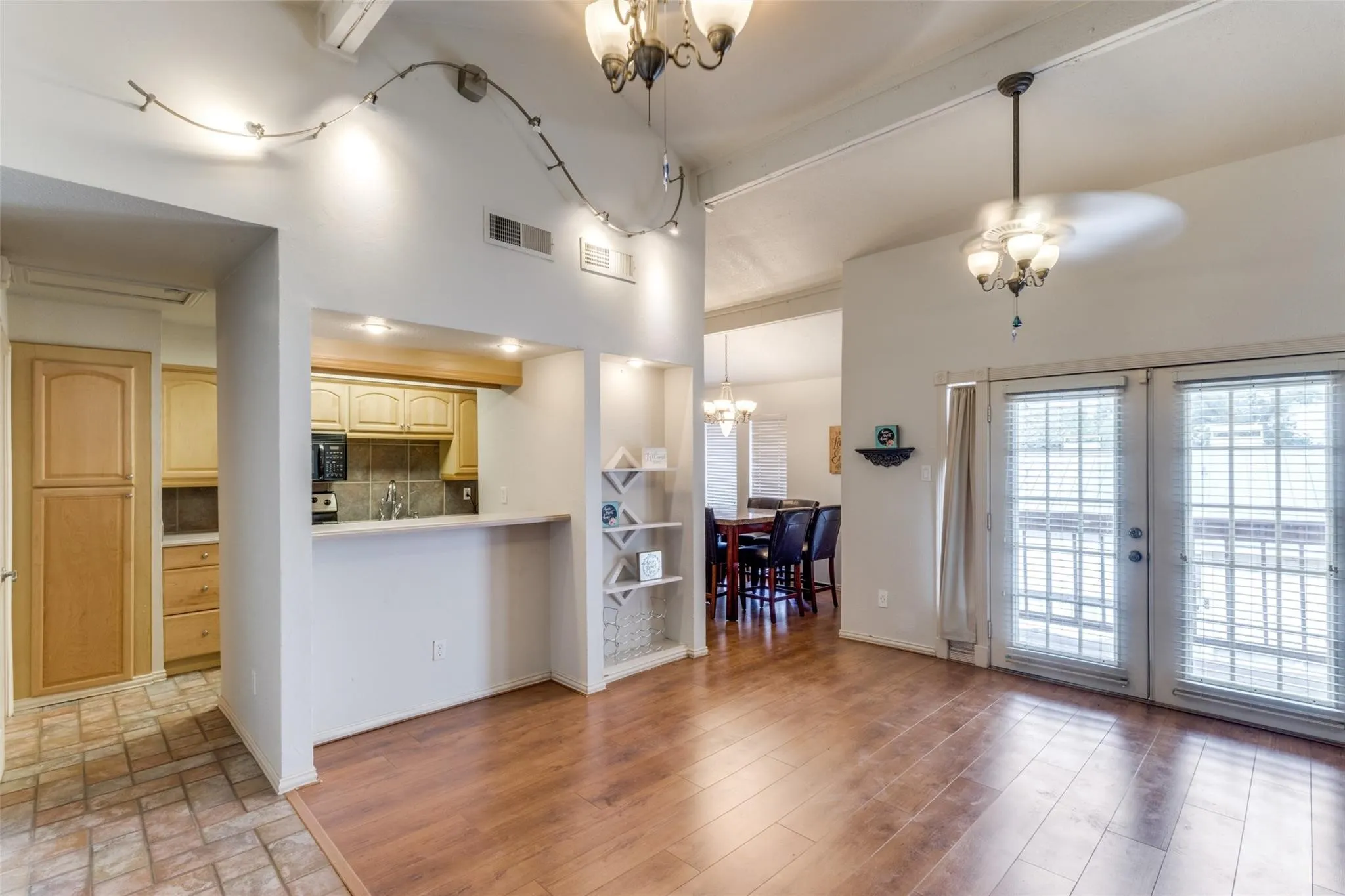 Condominium For Sale in Tarrant County , 9999 Boat Club Road 409, Fort Worth, Texas 76179, 2 Bedroom, 3 Bathroom, Garage spaces, 1,056 Sqft, built in 1970, mls#21374224, Real Estate Agent in Fort Worth, Homes For Sale in Tarrant county, Homes For Sale in Fort Worth, Realtor in Fort Worth Texas, Real Estate Brokerage Independent Realty Texas, Luminita Cordes Realtor