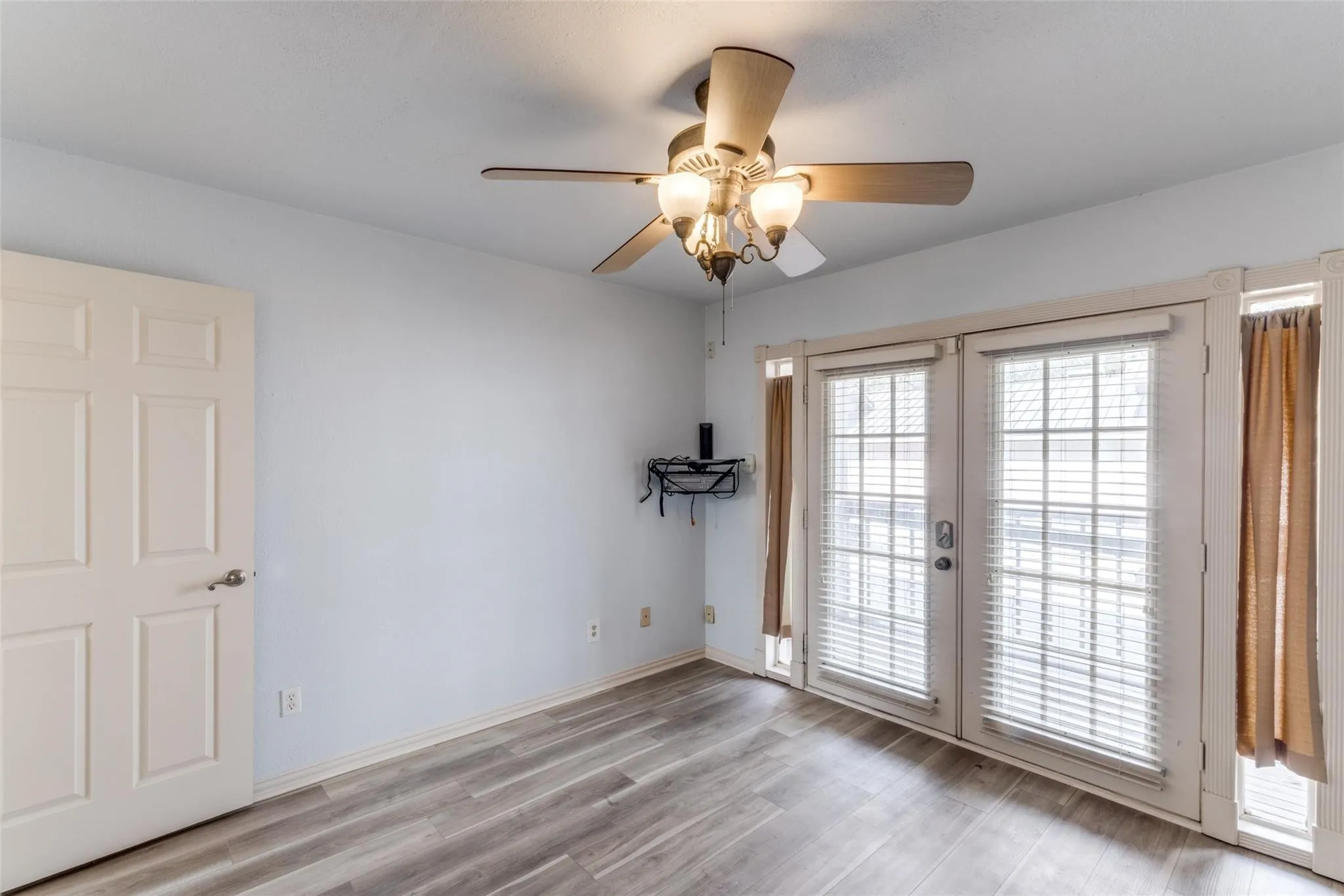 Condominium For Sale in Tarrant County , 9999 Boat Club Road 409, Fort Worth, Texas 76179, 2 Bedroom, 3 Bathroom, Garage spaces, 1,056 Sqft, built in 1970, mls#21374224, Real Estate Agent in Fort Worth, Homes For Sale in Tarrant county, Homes For Sale in Fort Worth, Realtor in Fort Worth Texas, Real Estate Brokerage Independent Realty Texas, Luminita Cordes Realtor