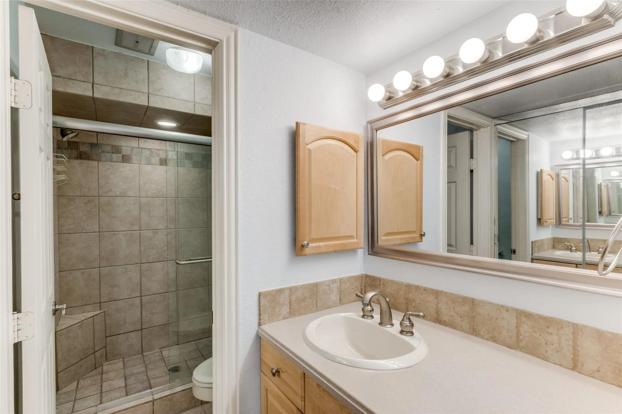 Condominium For Sale in Tarrant County , 9999 Boat Club Road 409, Fort Worth, Texas 76179, 2 Bedroom, 3 Bathroom, Garage spaces, 1,056 Sqft, built in 1970, mls#21374224, Real Estate Agent in Fort Worth, Homes For Sale in Tarrant county, Homes For Sale in Fort Worth, Realtor in Fort Worth Texas, Real Estate Brokerage Independent Realty Texas, Luminita Cordes Realtor