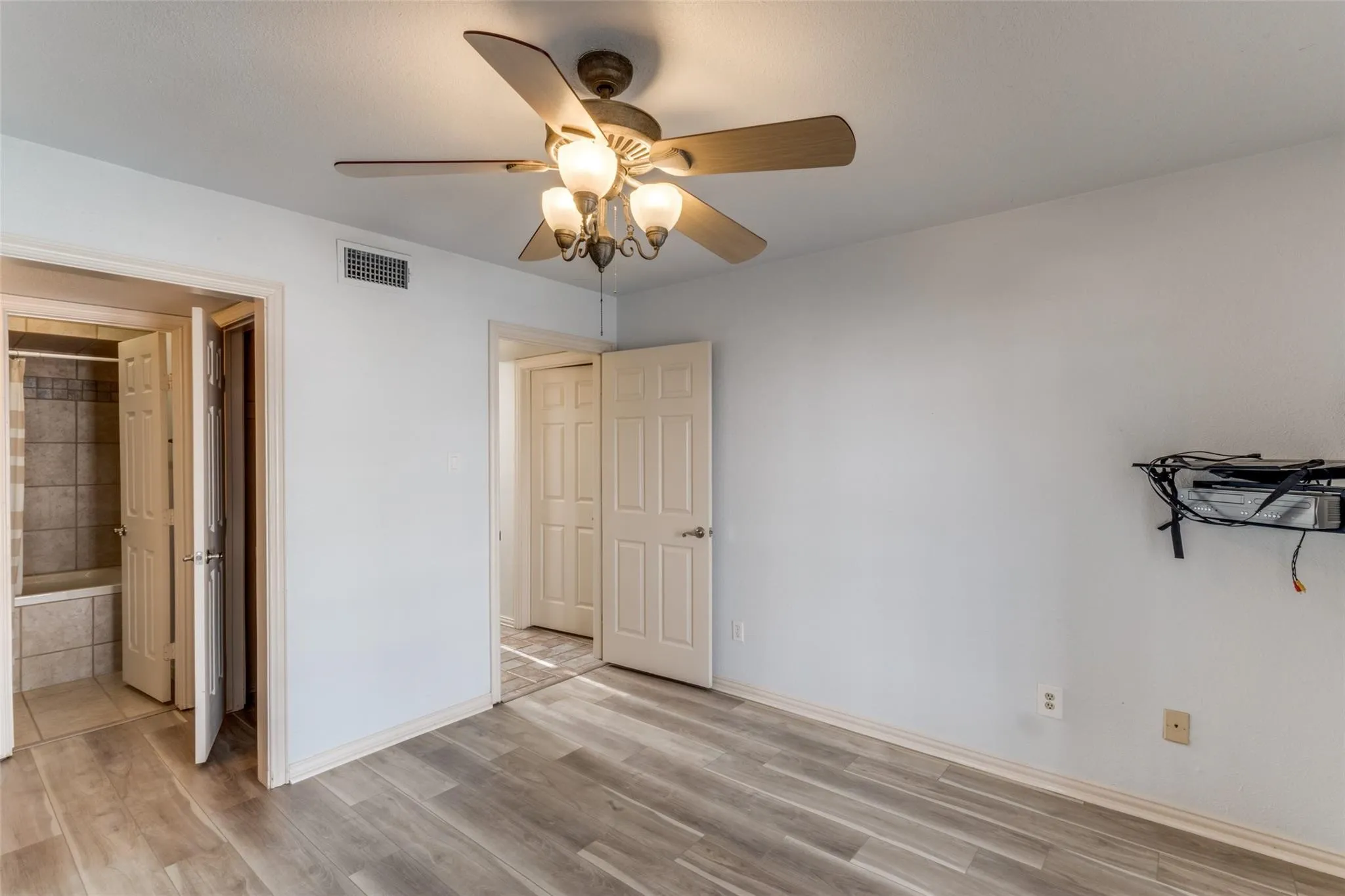 Condominium For Sale in Tarrant County , 9999 Boat Club Road 409, Fort Worth, Texas 76179, 2 Bedroom, 3 Bathroom, Garage spaces, 1,056 Sqft, built in 1970, mls#21374224, Real Estate Agent in Fort Worth, Homes For Sale in Tarrant county, Homes For Sale in Fort Worth, Realtor in Fort Worth Texas, Real Estate Brokerage Independent Realty Texas, Luminita Cordes Realtor
