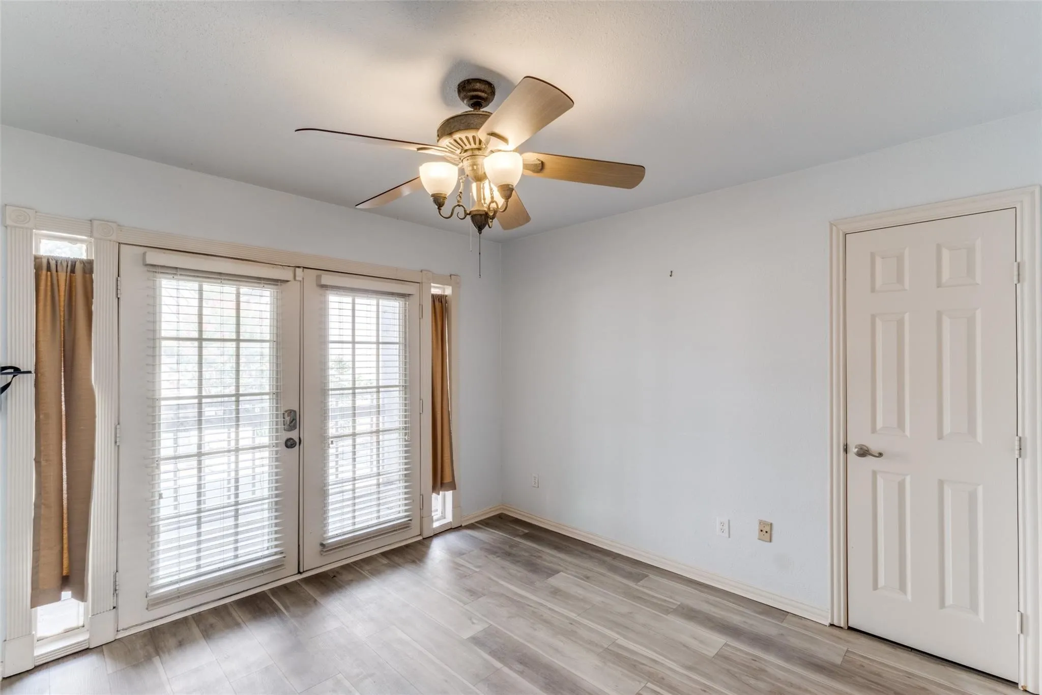 Condominium For Sale in Tarrant County , 9999 Boat Club Road 409, Fort Worth, Texas 76179, 2 Bedroom, 3 Bathroom, Garage spaces, 1,056 Sqft, built in 1970, mls#21374224, Real Estate Agent in Fort Worth, Homes For Sale in Tarrant county, Homes For Sale in Fort Worth, Realtor in Fort Worth Texas, Real Estate Brokerage Independent Realty Texas, Luminita Cordes Realtor