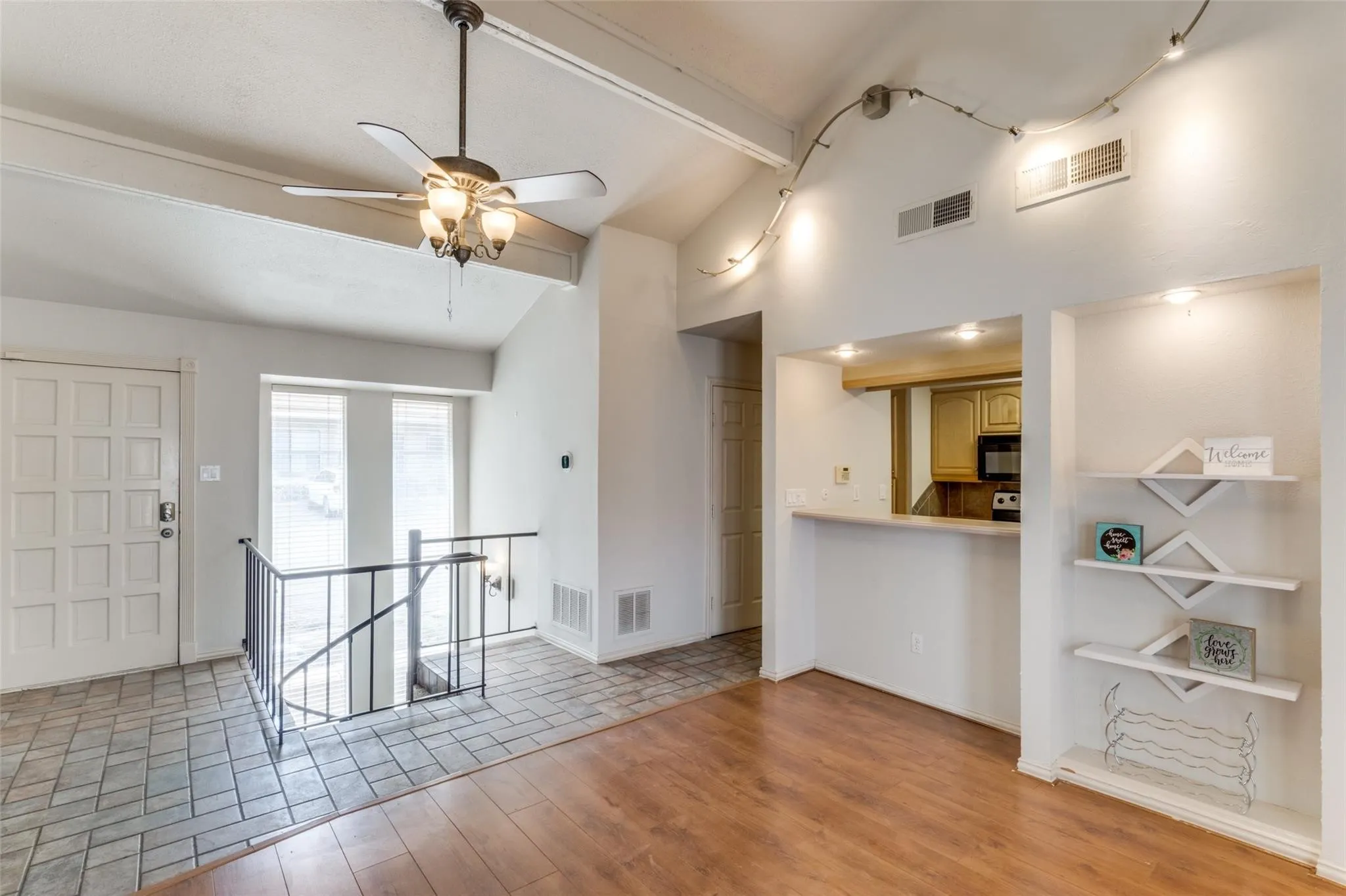 Condominium For Sale in Tarrant County , 9999 Boat Club Road 409, Fort Worth, Texas 76179, 2 Bedroom, 3 Bathroom, Garage spaces, 1,056 Sqft, built in 1970, mls#21374224, Real Estate Agent in Fort Worth, Homes For Sale in Tarrant county, Homes For Sale in Fort Worth, Realtor in Fort Worth Texas, Real Estate Brokerage Independent Realty Texas, Luminita Cordes Realtor
