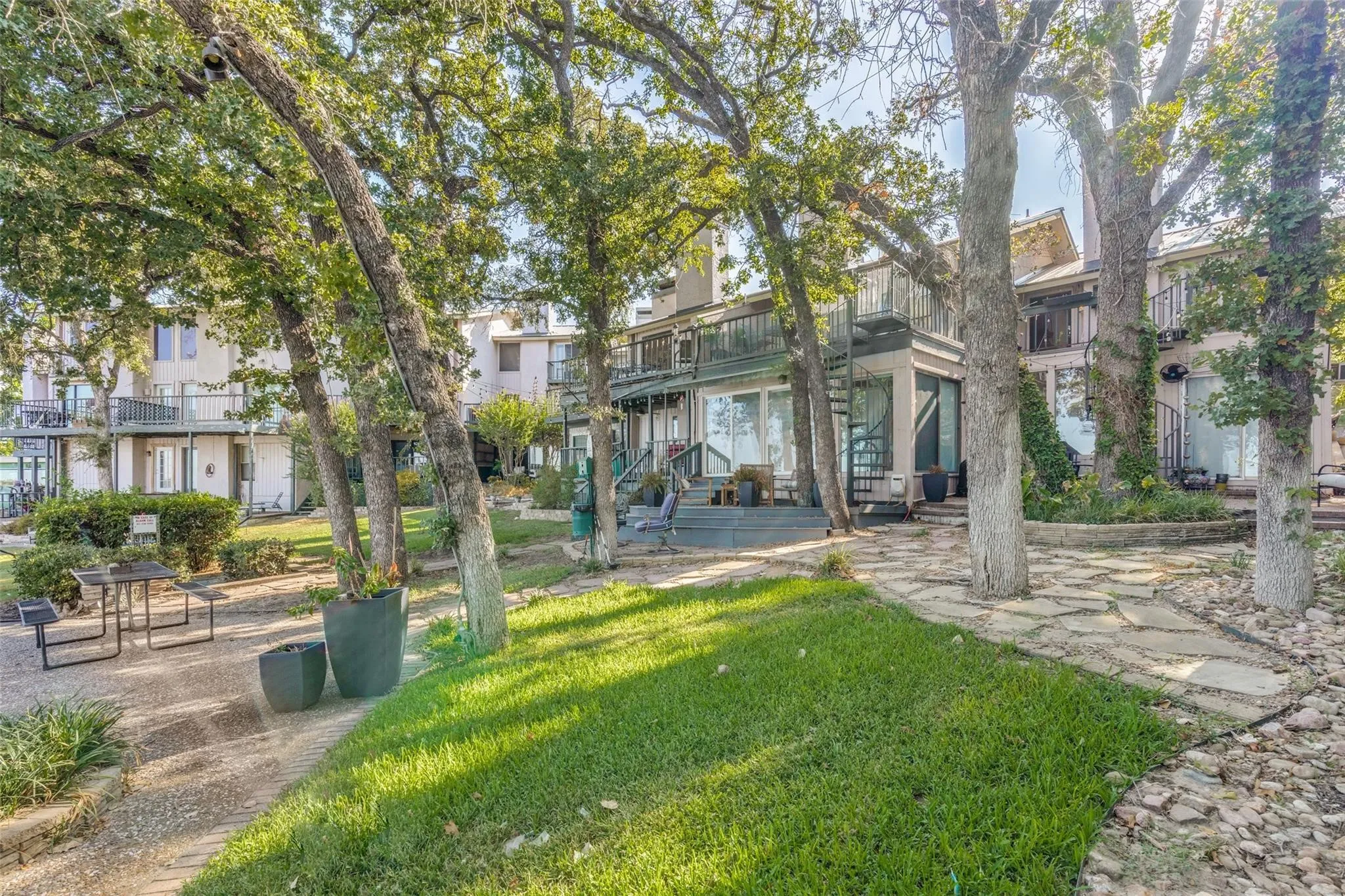 Condominium For Sale in Tarrant County , 9999 Boat Club Road 409, Fort Worth, Texas 76179, 2 Bedroom, 3 Bathroom, Garage spaces, 1,056 Sqft, built in 1970, mls#21374224, Real Estate Agent in Fort Worth, Homes For Sale in Tarrant county, Homes For Sale in Fort Worth, Realtor in Fort Worth Texas, Real Estate Brokerage Independent Realty Texas, Luminita Cordes Realtor