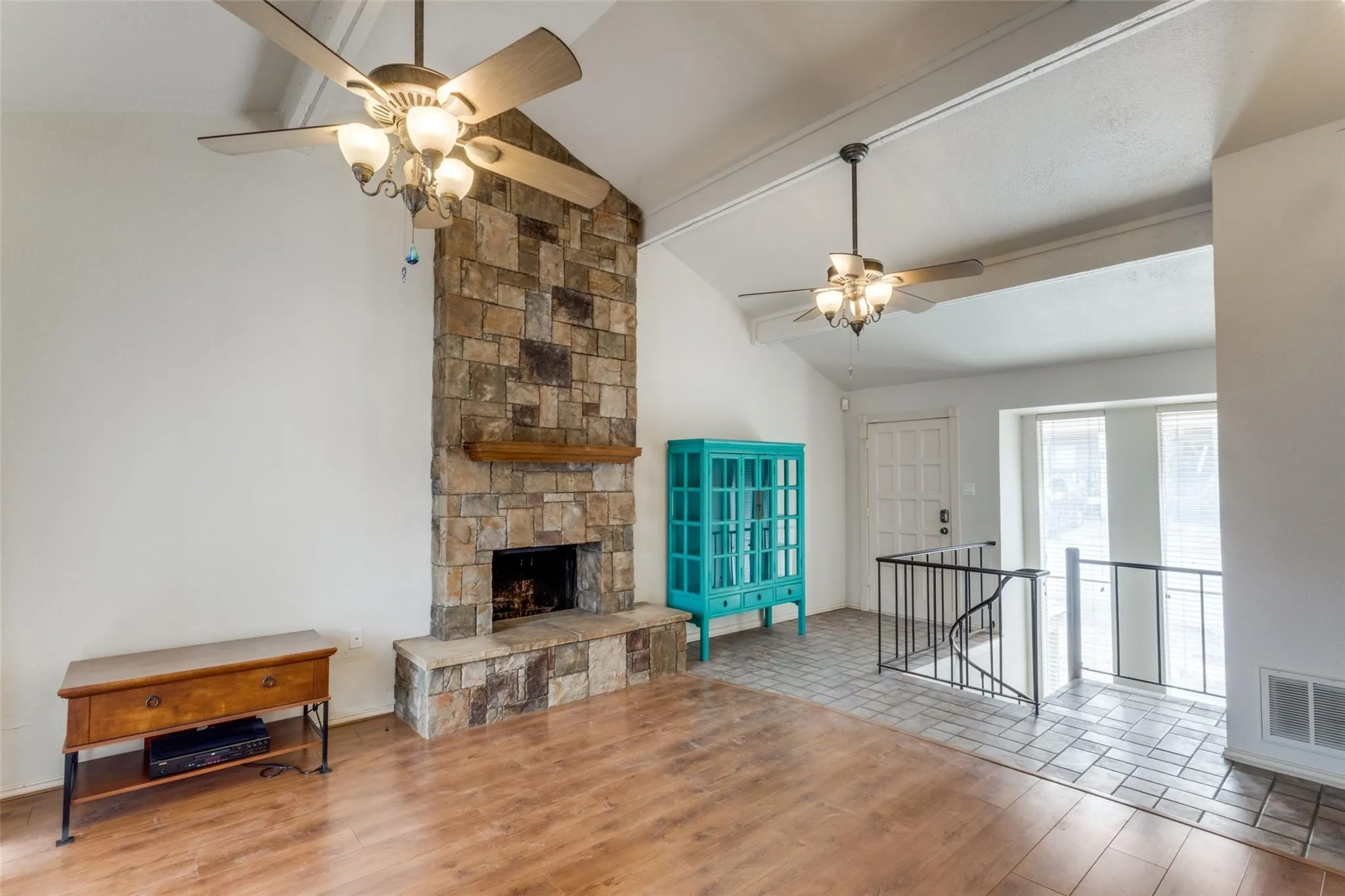 Condominium For Sale in Tarrant County , 9999 Boat Club Road 409, Fort Worth, Texas 76179, 2 Bedroom, 3 Bathroom, Garage spaces, 1,056 Sqft, built in 1970, mls#21374224, Real Estate Agent in Fort Worth, Homes For Sale in Tarrant county, Homes For Sale in Fort Worth, Realtor in Fort Worth Texas, Real Estate Brokerage Independent Realty Texas, Luminita Cordes Realtor