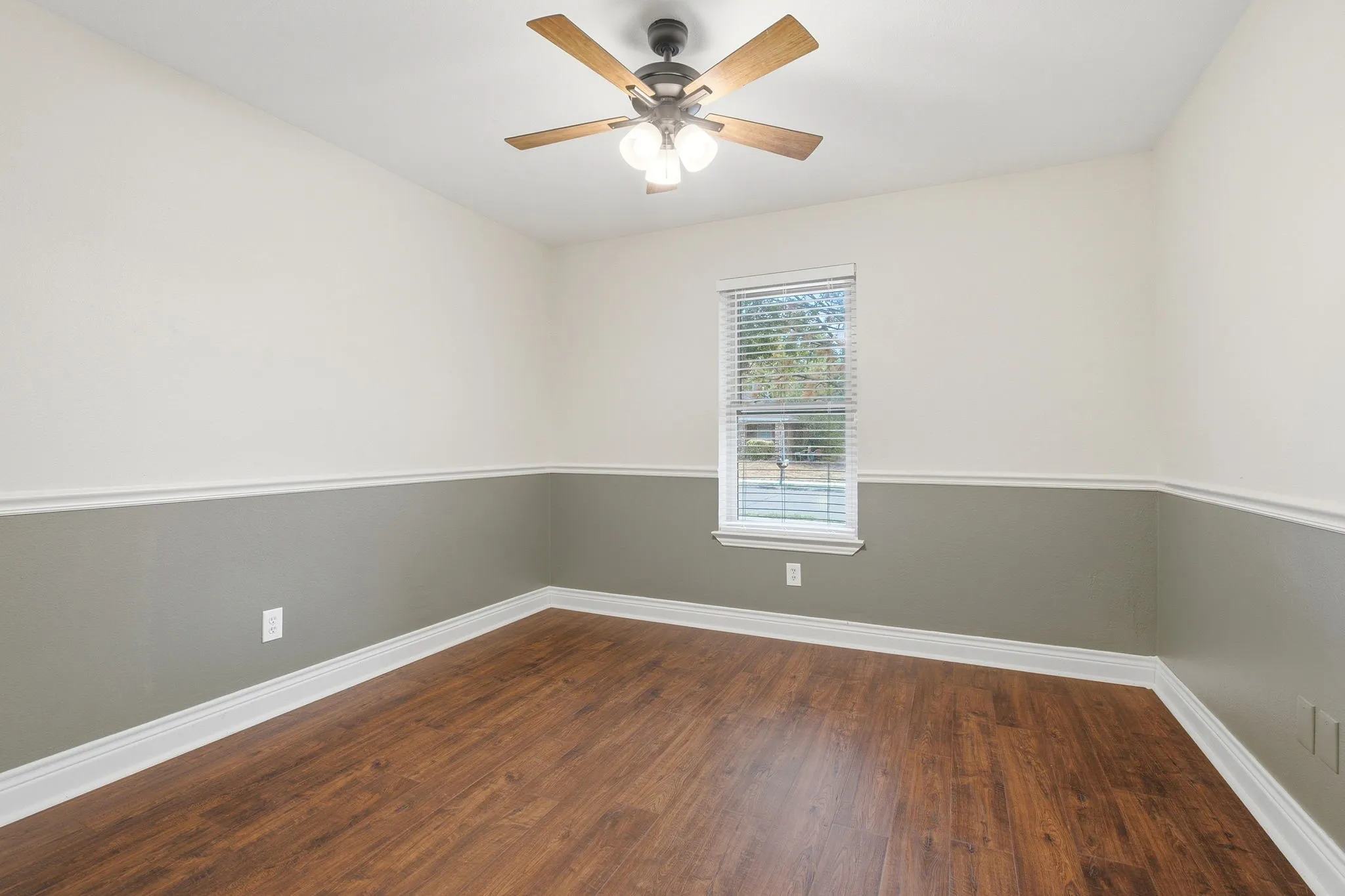 Secondary bedroom with ceiling fan and closet.