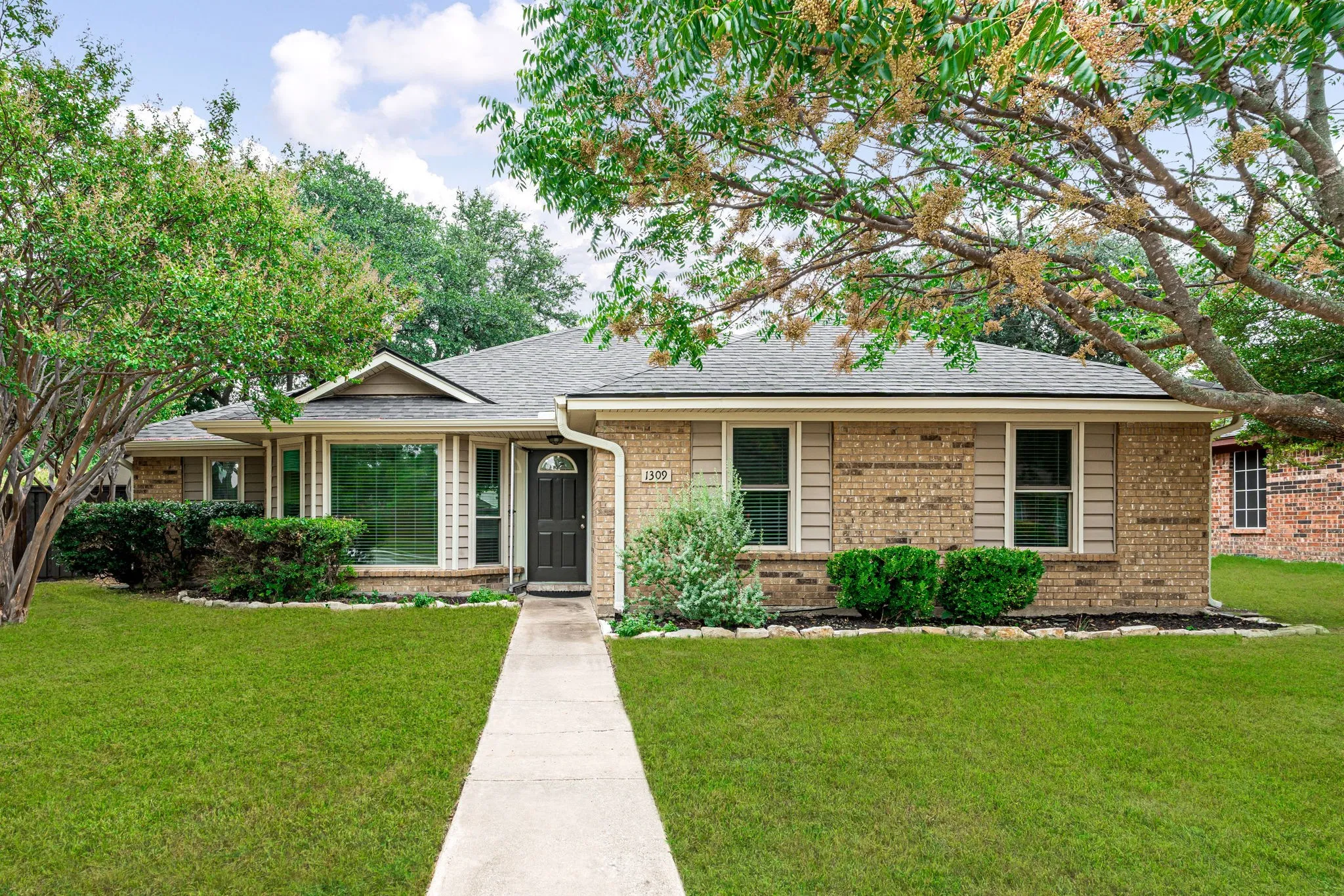 Single Family Residence For Sale in Collin County , 1309 Marigold Drive, Allen, Texas 75002, 3 Bedroom, 2 Bathroom, 2 Garage spaces, 1,611 Sqft, built in 1984, mls#21377290, Real Estate Agent in Allen, Homes For Sale in Collin county, Homes For Sale in Allen, Realtor in Allen Texas, Real Estate Brokerage Independent Realty Texas, Luminita Cordes Realtor
