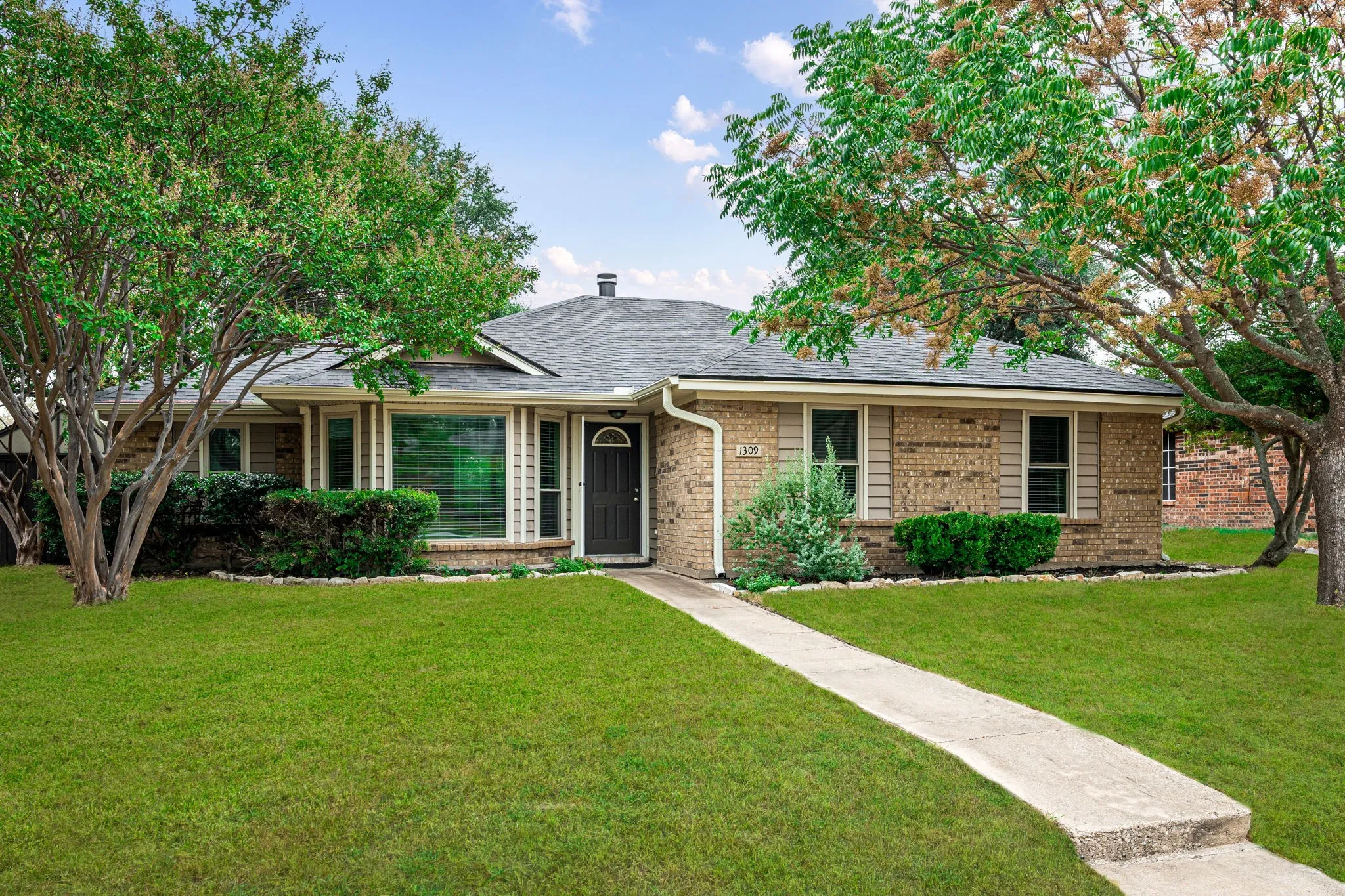 Single Family Residence For Sale in Collin County , 1309 Marigold Drive, Allen, Texas 75002, 3 Bedroom, 2 Bathroom, 2 Garage spaces, 1,611 Sqft, built in 1984, mls#21377290, Real Estate Agent in Allen, Homes For Sale in Collin county, Homes For Sale in Allen, Realtor in Allen Texas, Real Estate Brokerage Independent Realty Texas, Luminita Cordes Realtor