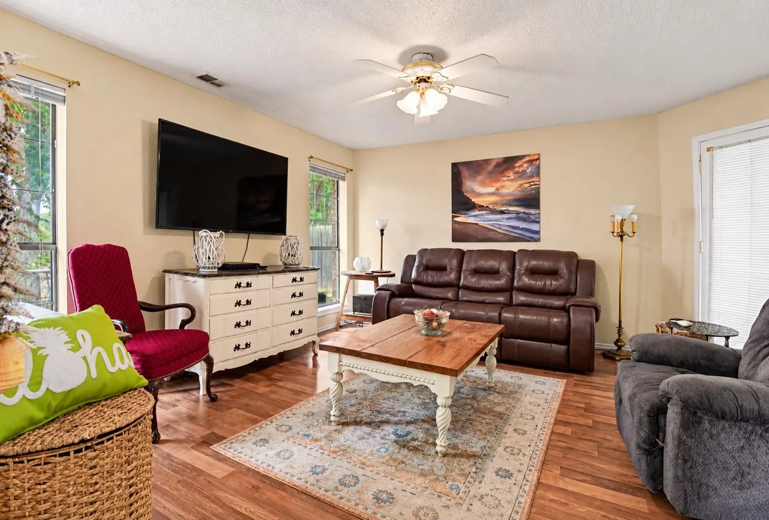 Second living room area
