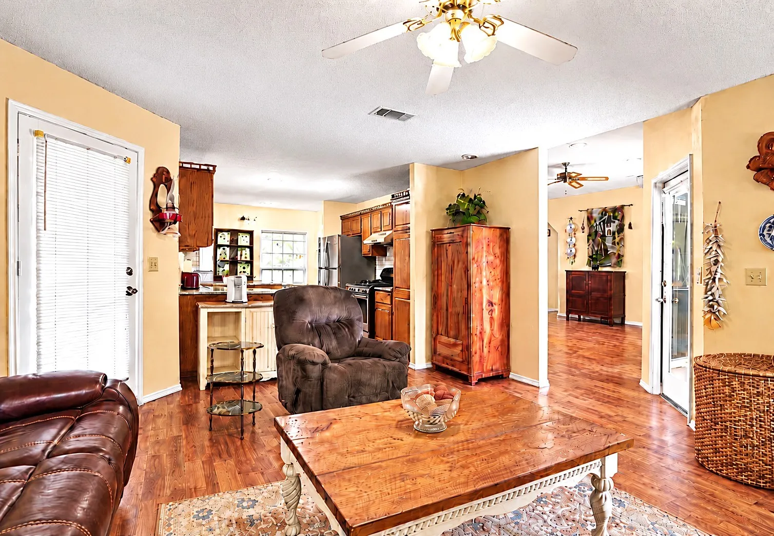 Second living room area