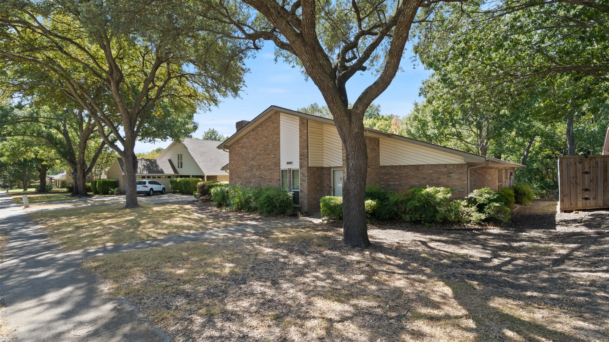 Single Family Residence For Sale in Collin County , 3017 Bandolino Lane, Plano, Texas 75075, 4 Bedroom, 2 Bathroom, 2 Garage spaces, 2,043 Sqft, built in 1979, mls#21375514, Real Estate Agent in Plano, Homes For Sale in Collin county, Homes For Sale in Plano, Realtor in Plano Texas, Real Estate Brokerage Independent Realty Texas, Luminita Cordes Realtor