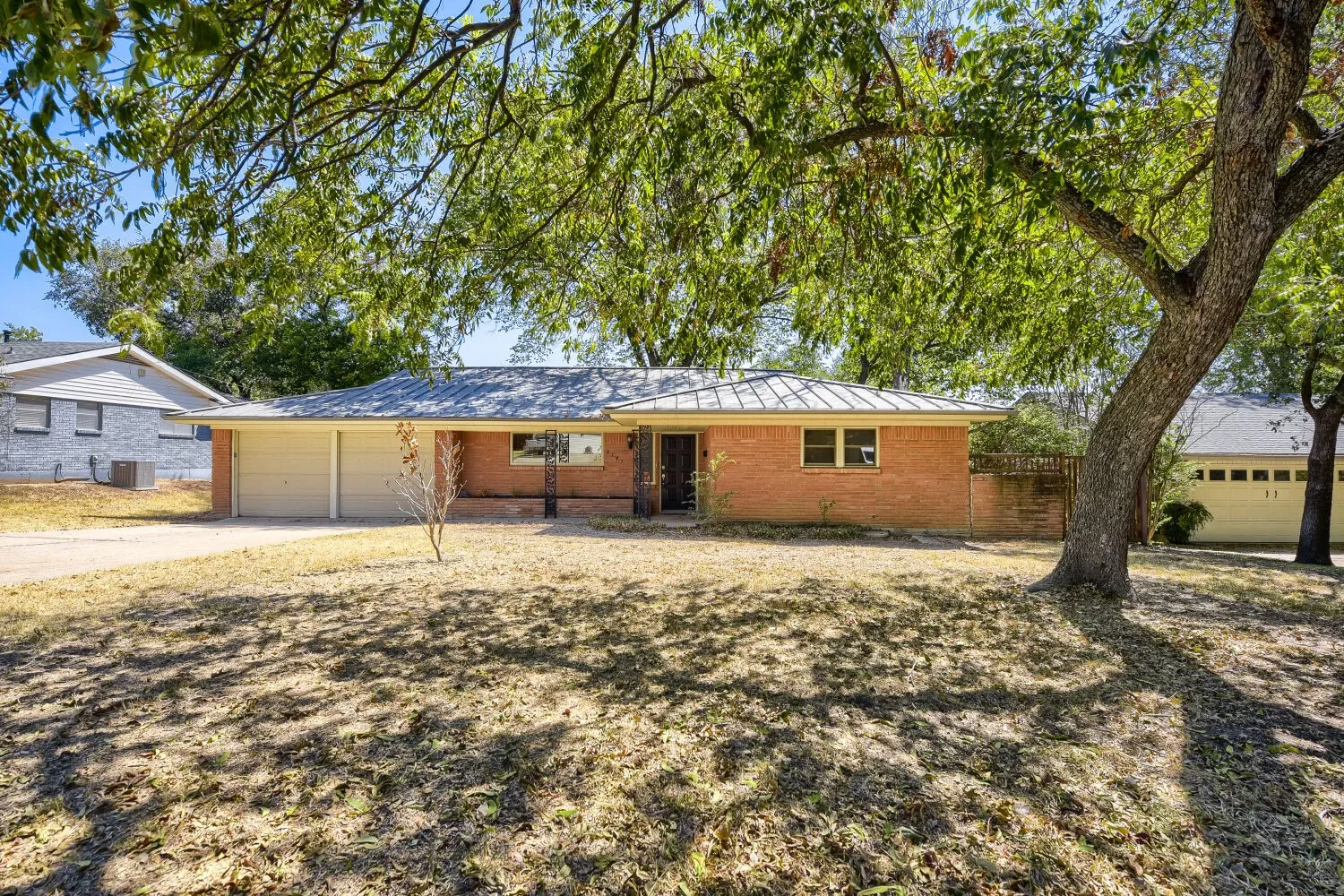 Single Family Residence For Sale in Tarrant County , 4105 Springbranch Drive, Benbrook, Texas 76116, 4 Bedroom, 2 Bathroom, 2 Garage spaces, 1,912 Sqft, built in 1959, mls#21376253, Real Estate Agent in Benbrook, Homes For Sale in Tarrant county, Homes For Sale in Benbrook, Realtor in Benbrook Texas, Real Estate Brokerage Independent Realty Texas, Luminita Cordes Realtor