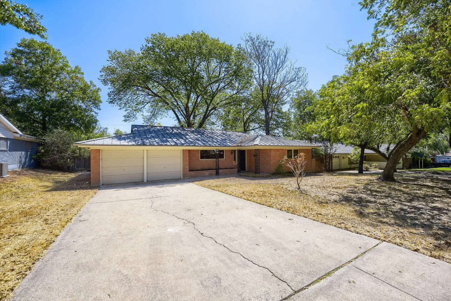 Single Family Residence For Sale in Tarrant County , 4105 Springbranch Drive, Benbrook, Texas 76116, 4 Bedroom, 2 Bathroom, 2 Garage spaces, 1,912 Sqft, built in 1959, mls#21376253, Real Estate Agent in Benbrook, Homes For Sale in Tarrant county, Homes For Sale in Benbrook, Realtor in Benbrook Texas, Real Estate Brokerage Independent Realty Texas, Luminita Cordes Realtor
