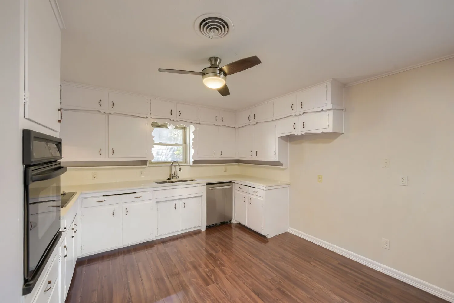 Single Family Residence For Sale in Tarrant County , 4105 Springbranch Drive, Benbrook, Texas 76116, 4 Bedroom, 2 Bathroom, 2 Garage spaces, 1,912 Sqft, built in 1959, mls#21376253, Real Estate Agent in Benbrook, Homes For Sale in Tarrant county, Homes For Sale in Benbrook, Realtor in Benbrook Texas, Real Estate Brokerage Independent Realty Texas, Luminita Cordes Realtor
