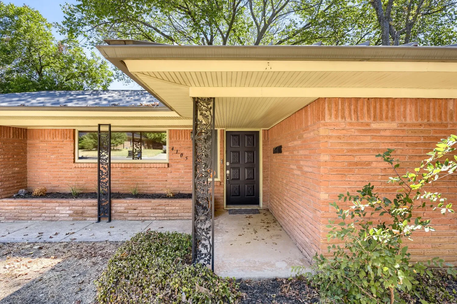 Single Family Residence For Sale in Tarrant County , 4105 Springbranch Drive, Benbrook, Texas 76116, 4 Bedroom, 2 Bathroom, 2 Garage spaces, 1,912 Sqft, built in 1959, mls#21376253, Real Estate Agent in Benbrook, Homes For Sale in Tarrant county, Homes For Sale in Benbrook, Realtor in Benbrook Texas, Real Estate Brokerage Independent Realty Texas, Luminita Cordes Realtor