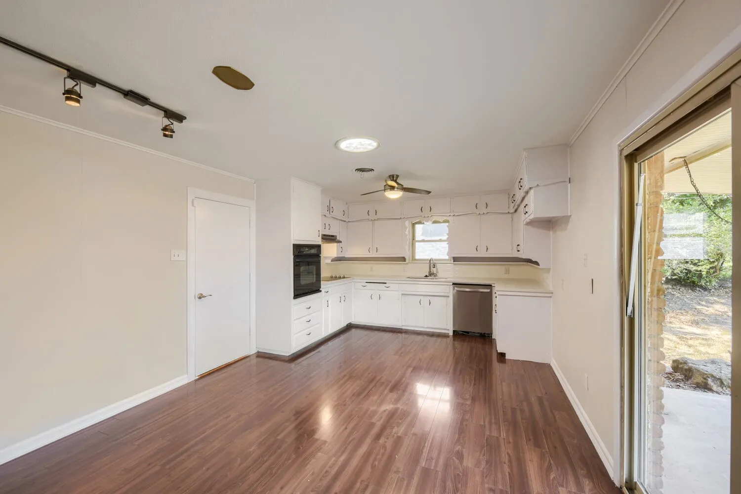 Single Family Residence For Sale in Tarrant County , 4105 Springbranch Drive, Benbrook, Texas 76116, 4 Bedroom, 2 Bathroom, 2 Garage spaces, 1,912 Sqft, built in 1959, mls#21376253, Real Estate Agent in Benbrook, Homes For Sale in Tarrant county, Homes For Sale in Benbrook, Realtor in Benbrook Texas, Real Estate Brokerage Independent Realty Texas, Luminita Cordes Realtor