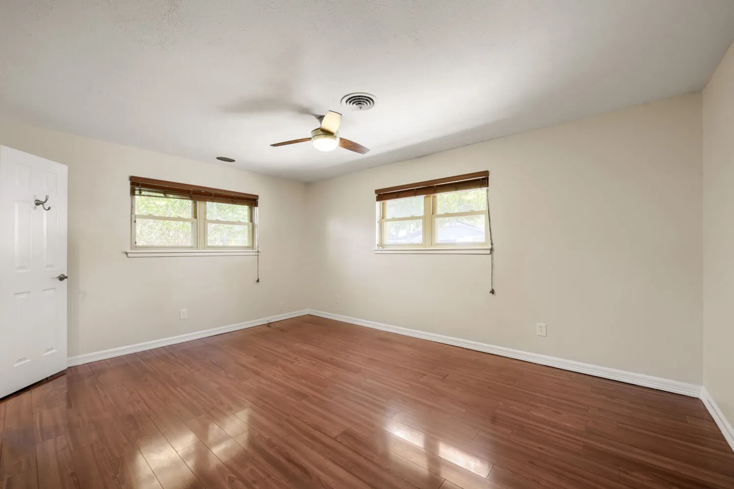 Single Family Residence For Sale in Tarrant County , 4105 Springbranch Drive, Benbrook, Texas 76116, 4 Bedroom, 2 Bathroom, 2 Garage spaces, 1,912 Sqft, built in 1959, mls#21376253, Real Estate Agent in Benbrook, Homes For Sale in Tarrant county, Homes For Sale in Benbrook, Realtor in Benbrook Texas, Real Estate Brokerage Independent Realty Texas, Luminita Cordes Realtor