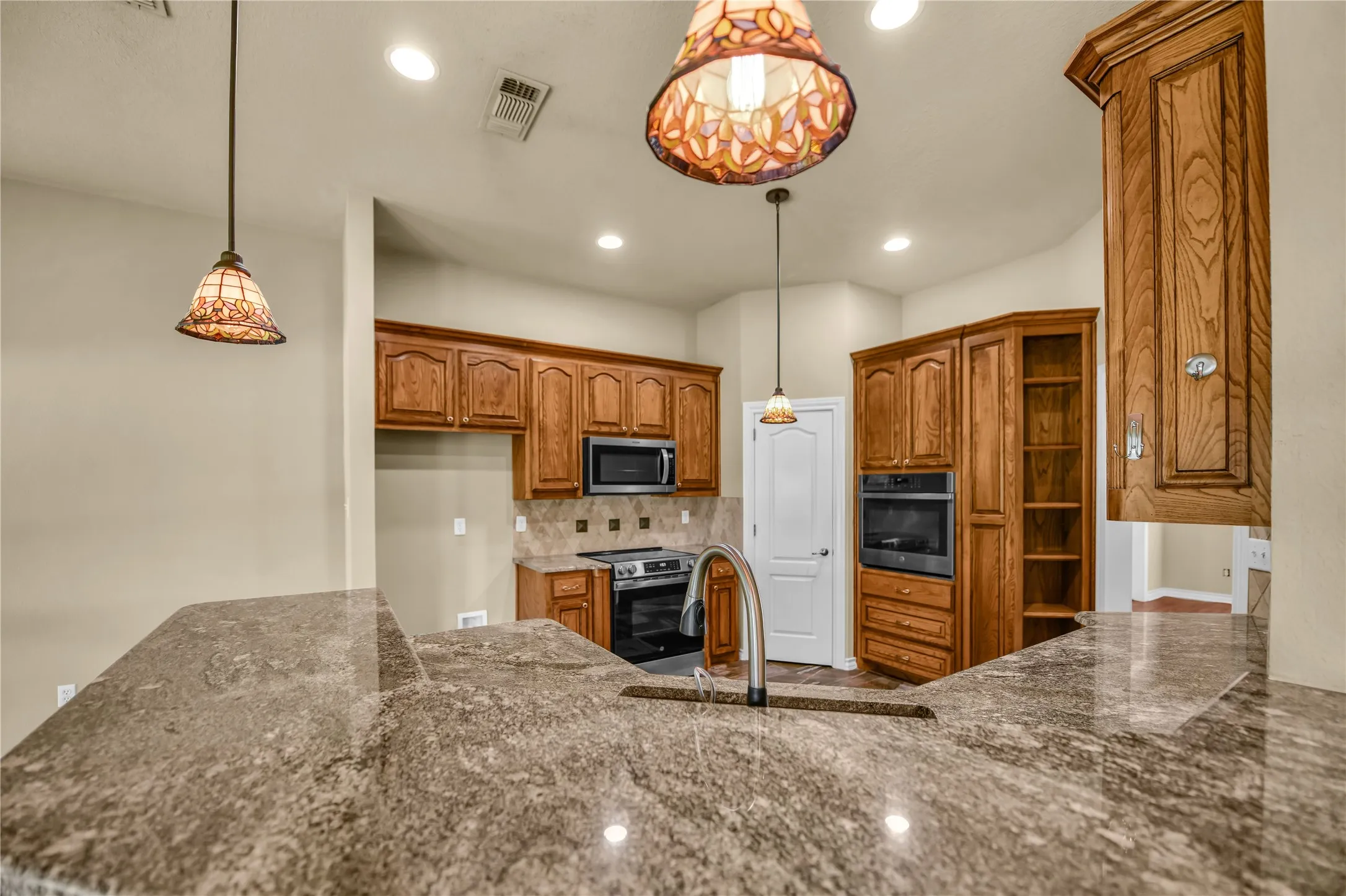 Single Family Residence For Sale in Parker County , 136 Arapahoe Ridge, Weatherford, Texas 76087, 4 Bedroom, 5 Bathroom, 5 Garage spaces, 3,295 Sqft, built in 2000, mls#21378192, Real Estate Agent in Weatherford, Homes For Sale in Parker county, Homes For Sale in Weatherford, Realtor in Weatherford Texas, Real Estate Brokerage Independent Realty Texas, Luminita Cordes Realtor