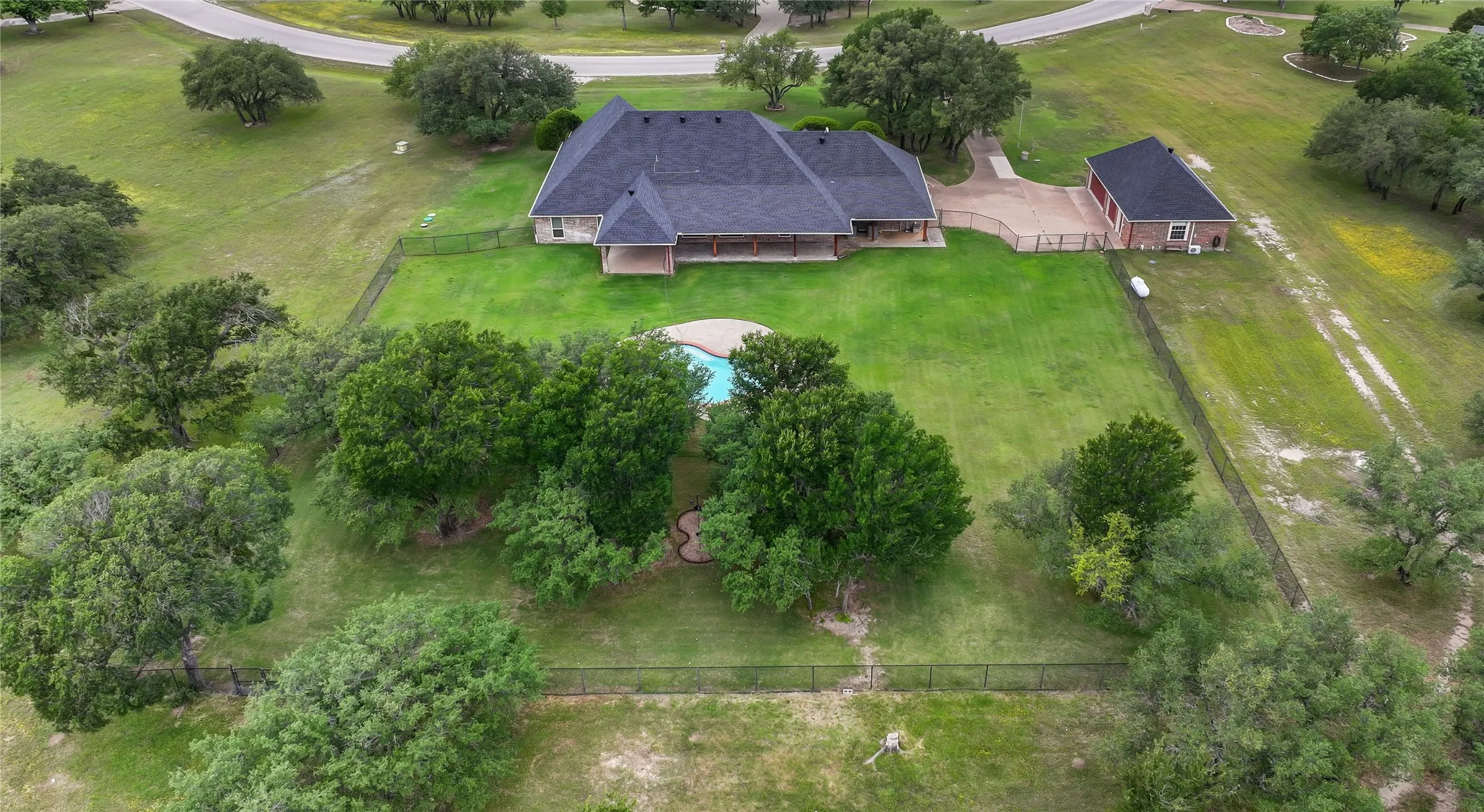 Single Family Residence For Sale in Parker County , 136 Arapahoe Ridge, Weatherford, Texas 76087, 4 Bedroom, 5 Bathroom, 5 Garage spaces, 3,295 Sqft, built in 2000, mls#21378192, Real Estate Agent in Weatherford, Homes For Sale in Parker county, Homes For Sale in Weatherford, Realtor in Weatherford Texas, Real Estate Brokerage Independent Realty Texas, Luminita Cordes Realtor
