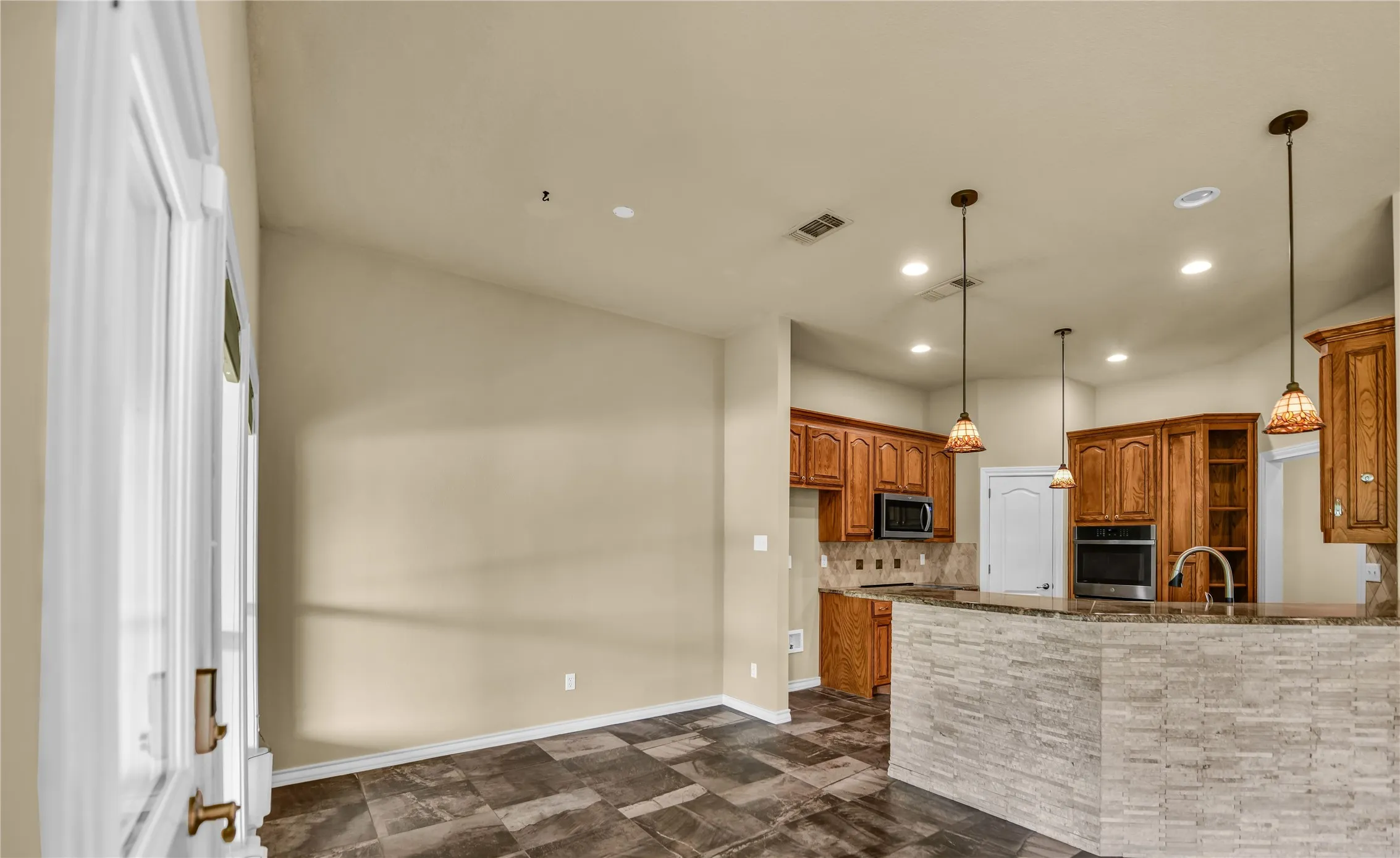 Single Family Residence For Sale in Parker County , 136 Arapahoe Ridge, Weatherford, Texas 76087, 4 Bedroom, 5 Bathroom, 5 Garage spaces, 3,295 Sqft, built in 2000, mls#21378192, Real Estate Agent in Weatherford, Homes For Sale in Parker county, Homes For Sale in Weatherford, Realtor in Weatherford Texas, Real Estate Brokerage Independent Realty Texas, Luminita Cordes Realtor