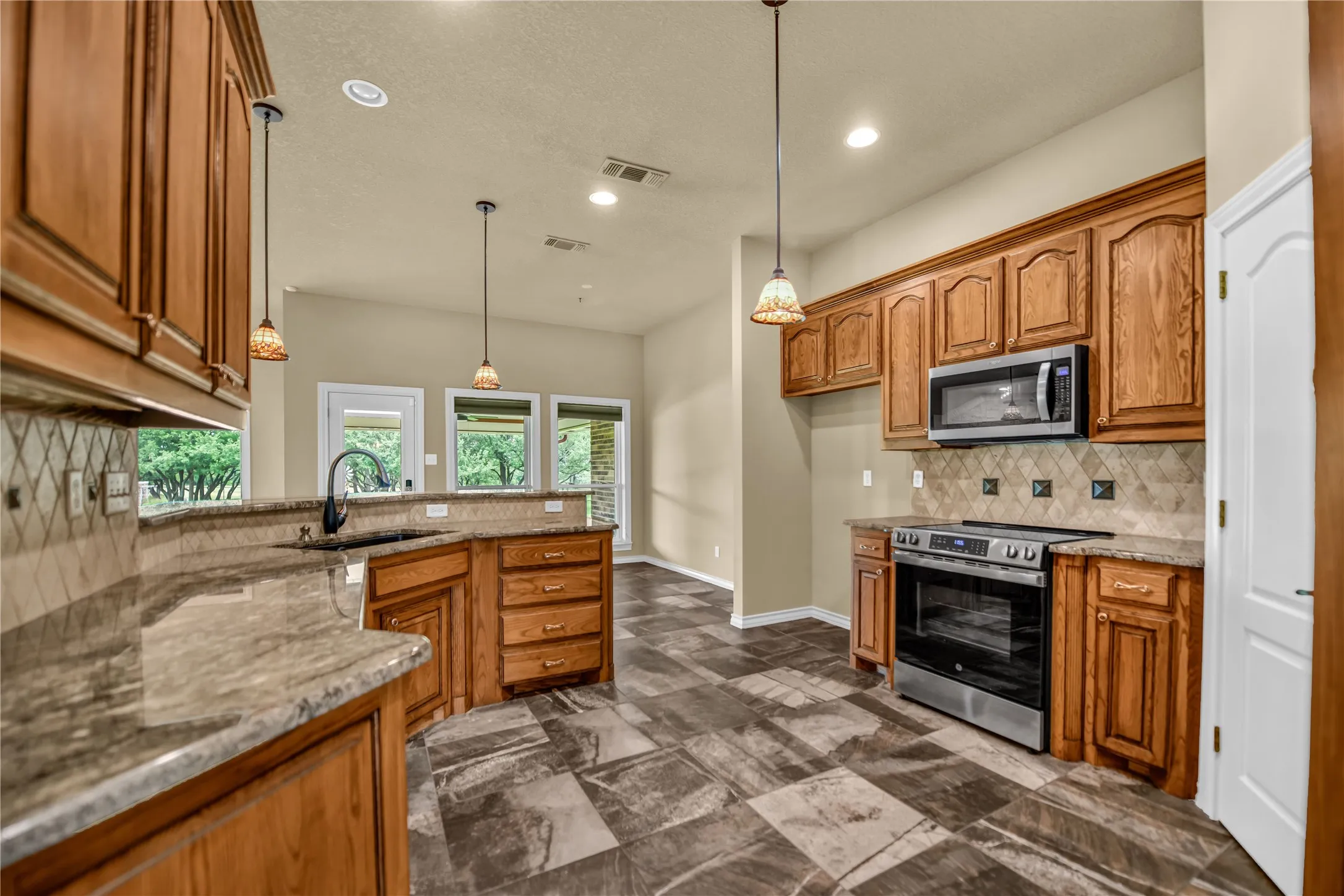 Single Family Residence For Sale in Parker County , 136 Arapahoe Ridge, Weatherford, Texas 76087, 4 Bedroom, 5 Bathroom, 5 Garage spaces, 3,295 Sqft, built in 2000, mls#21378192, Real Estate Agent in Weatherford, Homes For Sale in Parker county, Homes For Sale in Weatherford, Realtor in Weatherford Texas, Real Estate Brokerage Independent Realty Texas, Luminita Cordes Realtor