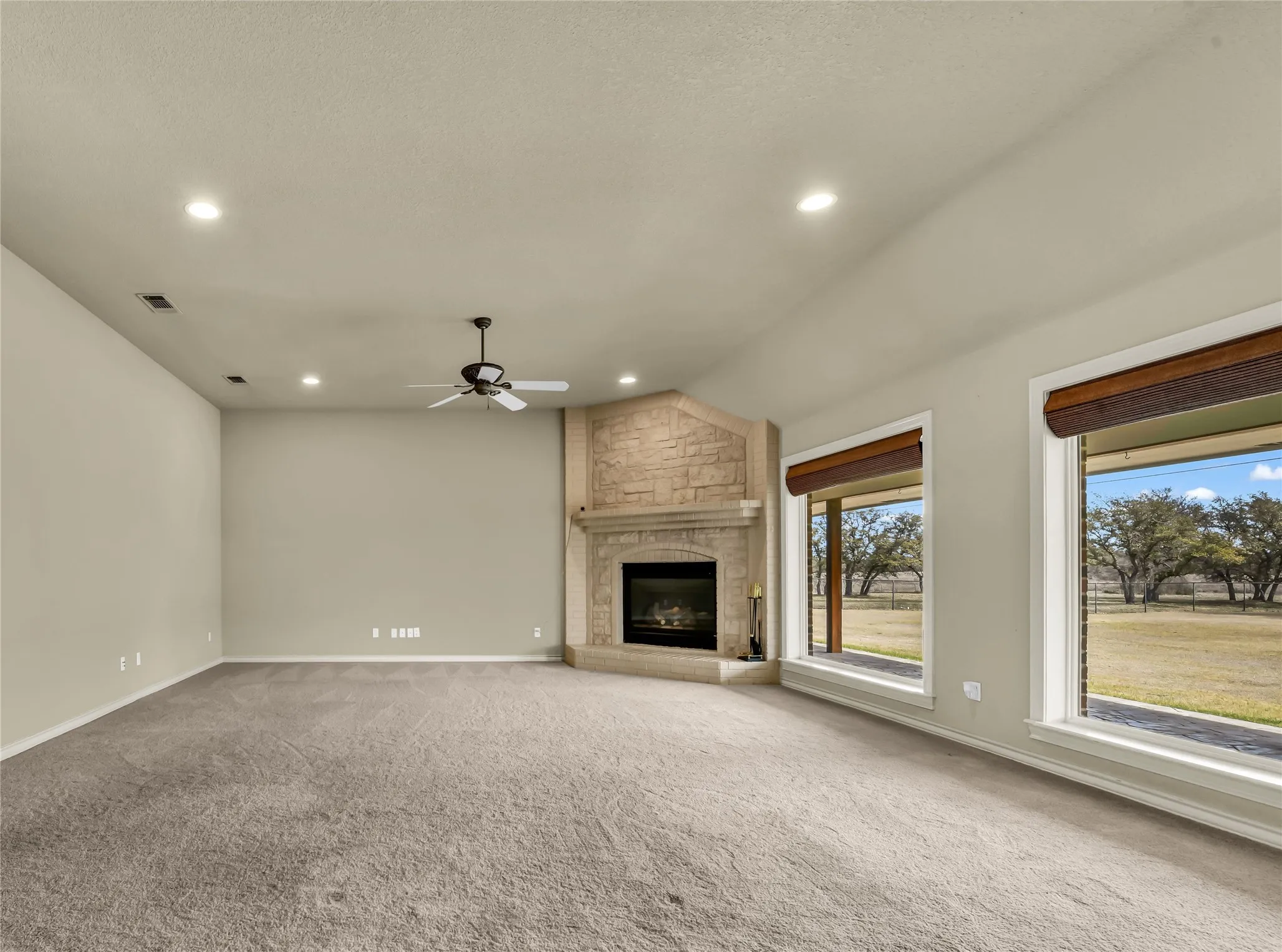 Single Family Residence For Sale in Parker County , 136 Arapahoe Ridge, Weatherford, Texas 76087, 4 Bedroom, 5 Bathroom, 5 Garage spaces, 3,295 Sqft, built in 2000, mls#21378192, Real Estate Agent in Weatherford, Homes For Sale in Parker county, Homes For Sale in Weatherford, Realtor in Weatherford Texas, Real Estate Brokerage Independent Realty Texas, Luminita Cordes Realtor
