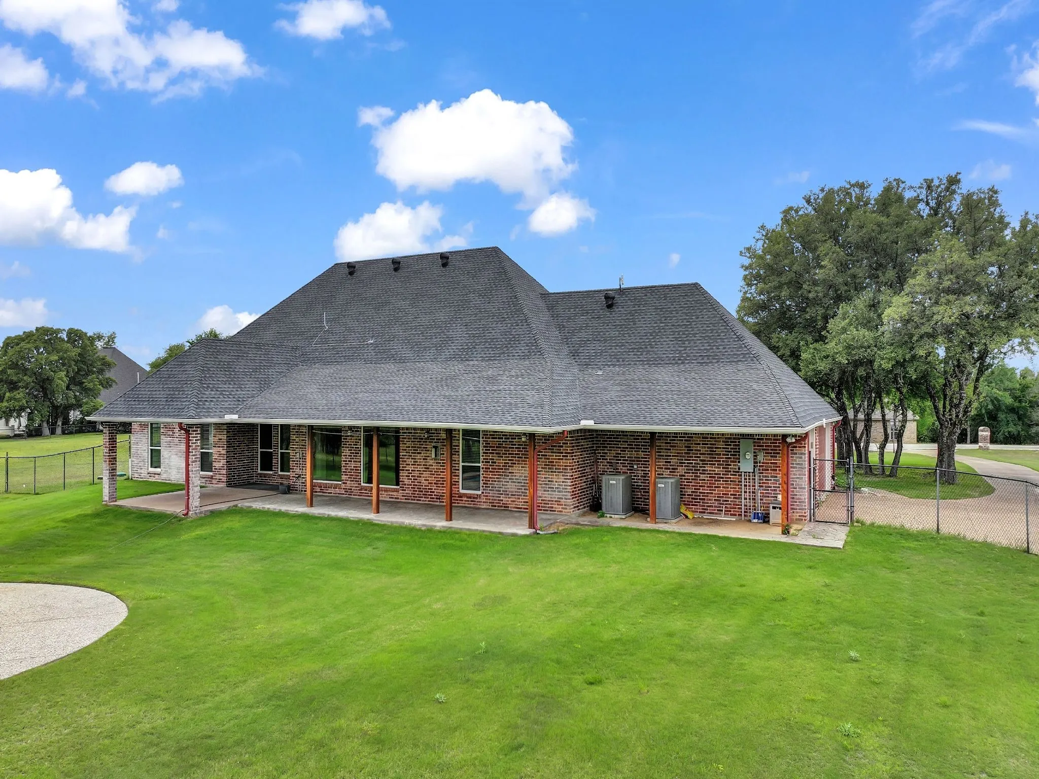 Single Family Residence For Sale in Parker County , 136 Arapahoe Ridge, Weatherford, Texas 76087, 4 Bedroom, 5 Bathroom, 5 Garage spaces, 3,295 Sqft, built in 2000, mls#21378192, Real Estate Agent in Weatherford, Homes For Sale in Parker county, Homes For Sale in Weatherford, Realtor in Weatherford Texas, Real Estate Brokerage Independent Realty Texas, Luminita Cordes Realtor