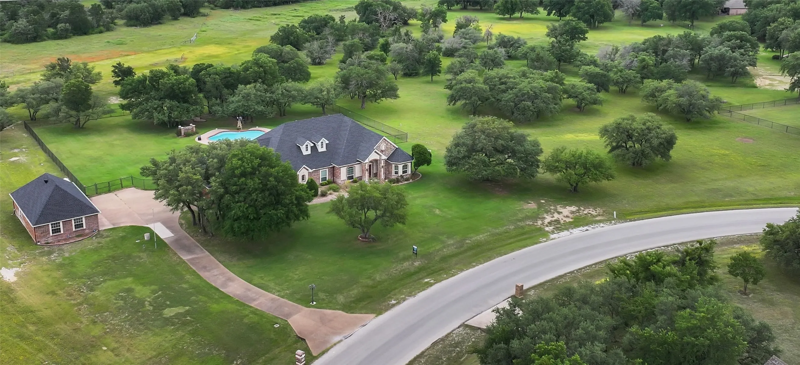 Single Family Residence For Sale in Parker County , 136 Arapahoe Ridge, Weatherford, Texas 76087, 4 Bedroom, 5 Bathroom, 5 Garage spaces, 3,295 Sqft, built in 2000, mls#21378192, Real Estate Agent in Weatherford, Homes For Sale in Parker county, Homes For Sale in Weatherford, Realtor in Weatherford Texas, Real Estate Brokerage Independent Realty Texas, Luminita Cordes Realtor