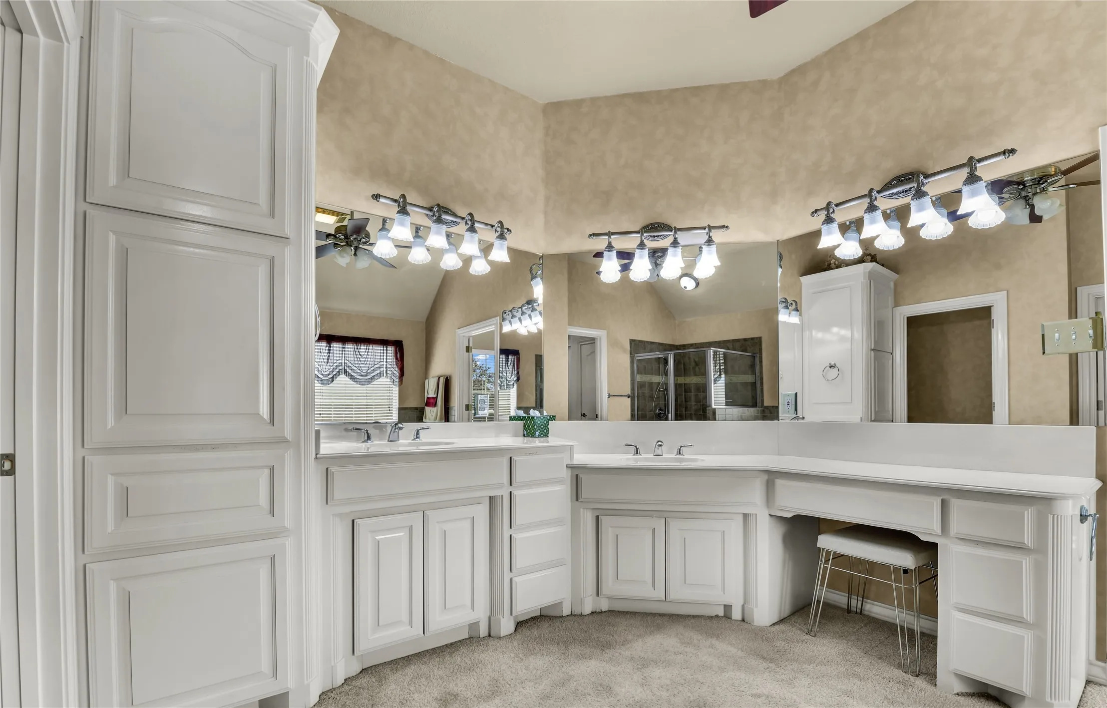 Single Family Residence For Sale in Parker County , 136 Arapahoe Ridge, Weatherford, Texas 76087, 4 Bedroom, 5 Bathroom, 5 Garage spaces, 3,295 Sqft, built in 2000, mls#21378192, Real Estate Agent in Weatherford, Homes For Sale in Parker county, Homes For Sale in Weatherford, Realtor in Weatherford Texas, Real Estate Brokerage Independent Realty Texas, Luminita Cordes Realtor