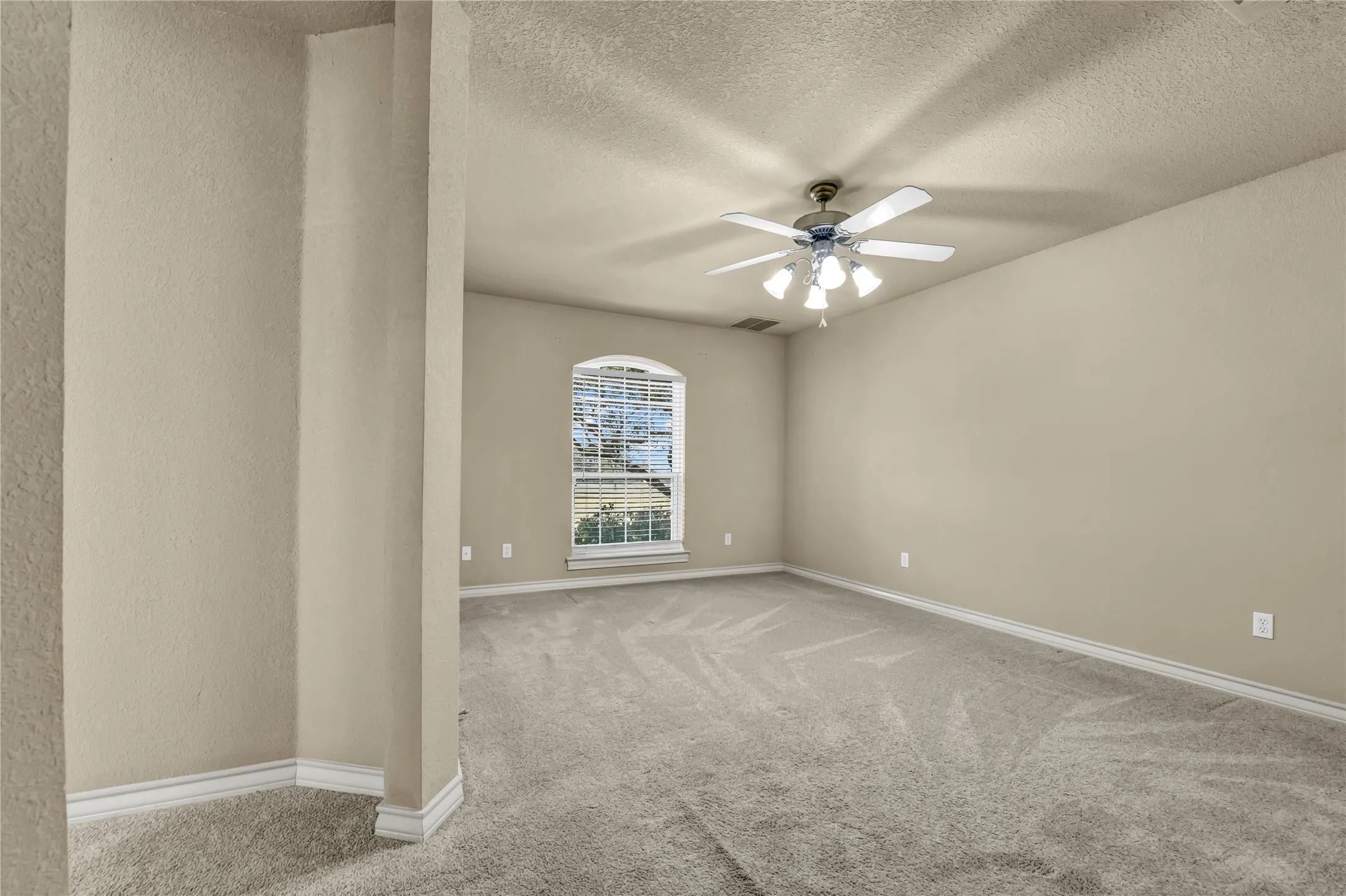 Single Family Residence For Sale in Parker County , 136 Arapahoe Ridge, Weatherford, Texas 76087, 4 Bedroom, 5 Bathroom, 5 Garage spaces, 3,295 Sqft, built in 2000, mls#21378192, Real Estate Agent in Weatherford, Homes For Sale in Parker county, Homes For Sale in Weatherford, Realtor in Weatherford Texas, Real Estate Brokerage Independent Realty Texas, Luminita Cordes Realtor