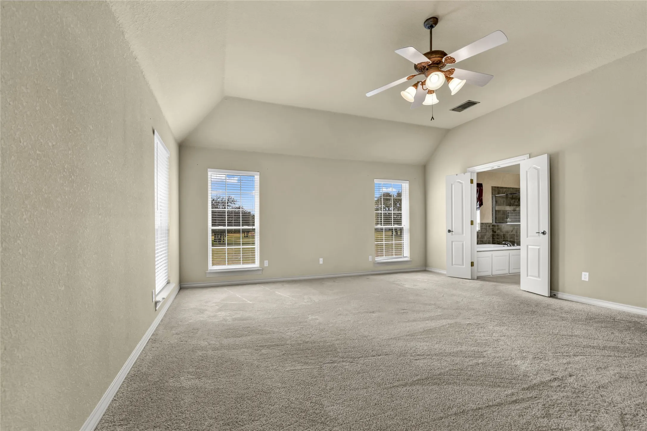 Single Family Residence For Sale in Parker County , 136 Arapahoe Ridge, Weatherford, Texas 76087, 4 Bedroom, 5 Bathroom, 5 Garage spaces, 3,295 Sqft, built in 2000, mls#21378192, Real Estate Agent in Weatherford, Homes For Sale in Parker county, Homes For Sale in Weatherford, Realtor in Weatherford Texas, Real Estate Brokerage Independent Realty Texas, Luminita Cordes Realtor