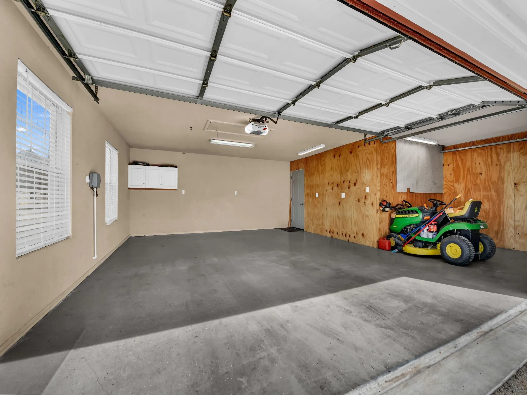 Single Family Residence For Sale in Parker County , 136 Arapahoe Ridge, Weatherford, Texas 76087, 4 Bedroom, 5 Bathroom, 5 Garage spaces, 3,295 Sqft, built in 2000, mls#21378192, Real Estate Agent in Weatherford, Homes For Sale in Parker county, Homes For Sale in Weatherford, Realtor in Weatherford Texas, Real Estate Brokerage Independent Realty Texas, Luminita Cordes Realtor