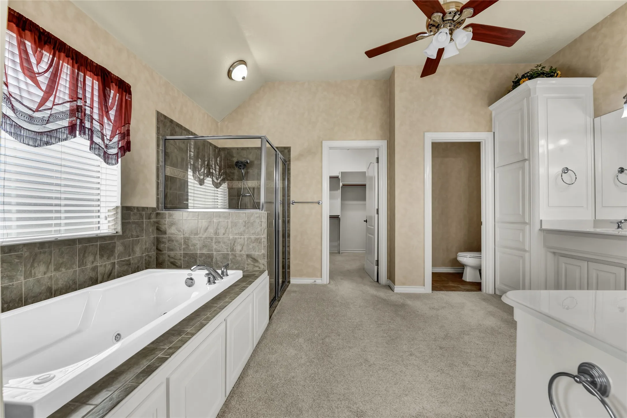 Single Family Residence For Sale in Parker County , 136 Arapahoe Ridge, Weatherford, Texas 76087, 4 Bedroom, 5 Bathroom, 5 Garage spaces, 3,295 Sqft, built in 2000, mls#21378192, Real Estate Agent in Weatherford, Homes For Sale in Parker county, Homes For Sale in Weatherford, Realtor in Weatherford Texas, Real Estate Brokerage Independent Realty Texas, Luminita Cordes Realtor