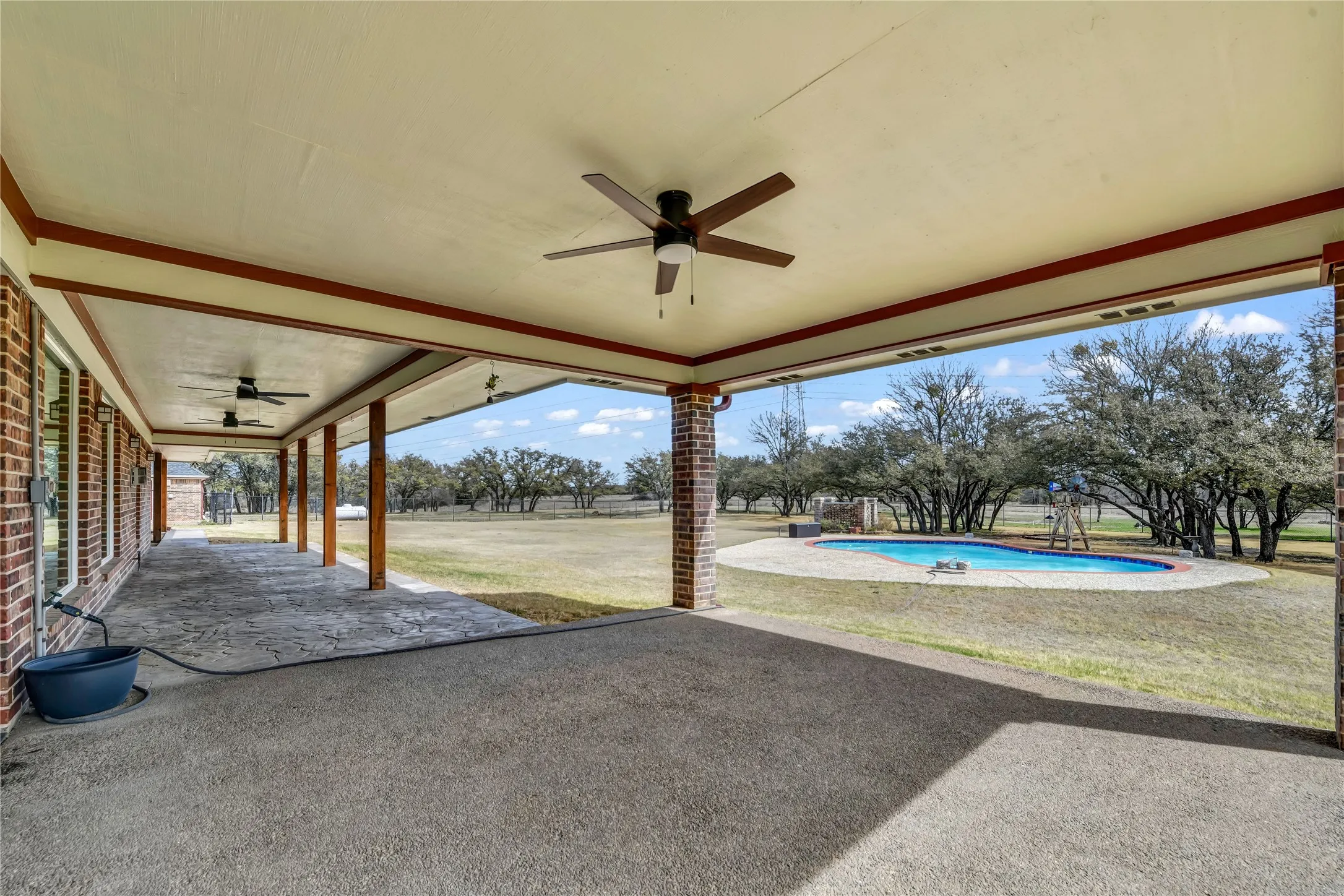 Single Family Residence For Sale in Parker County , 136 Arapahoe Ridge, Weatherford, Texas 76087, 4 Bedroom, 5 Bathroom, 5 Garage spaces, 3,295 Sqft, built in 2000, mls#21378192, Real Estate Agent in Weatherford, Homes For Sale in Parker county, Homes For Sale in Weatherford, Realtor in Weatherford Texas, Real Estate Brokerage Independent Realty Texas, Luminita Cordes Realtor