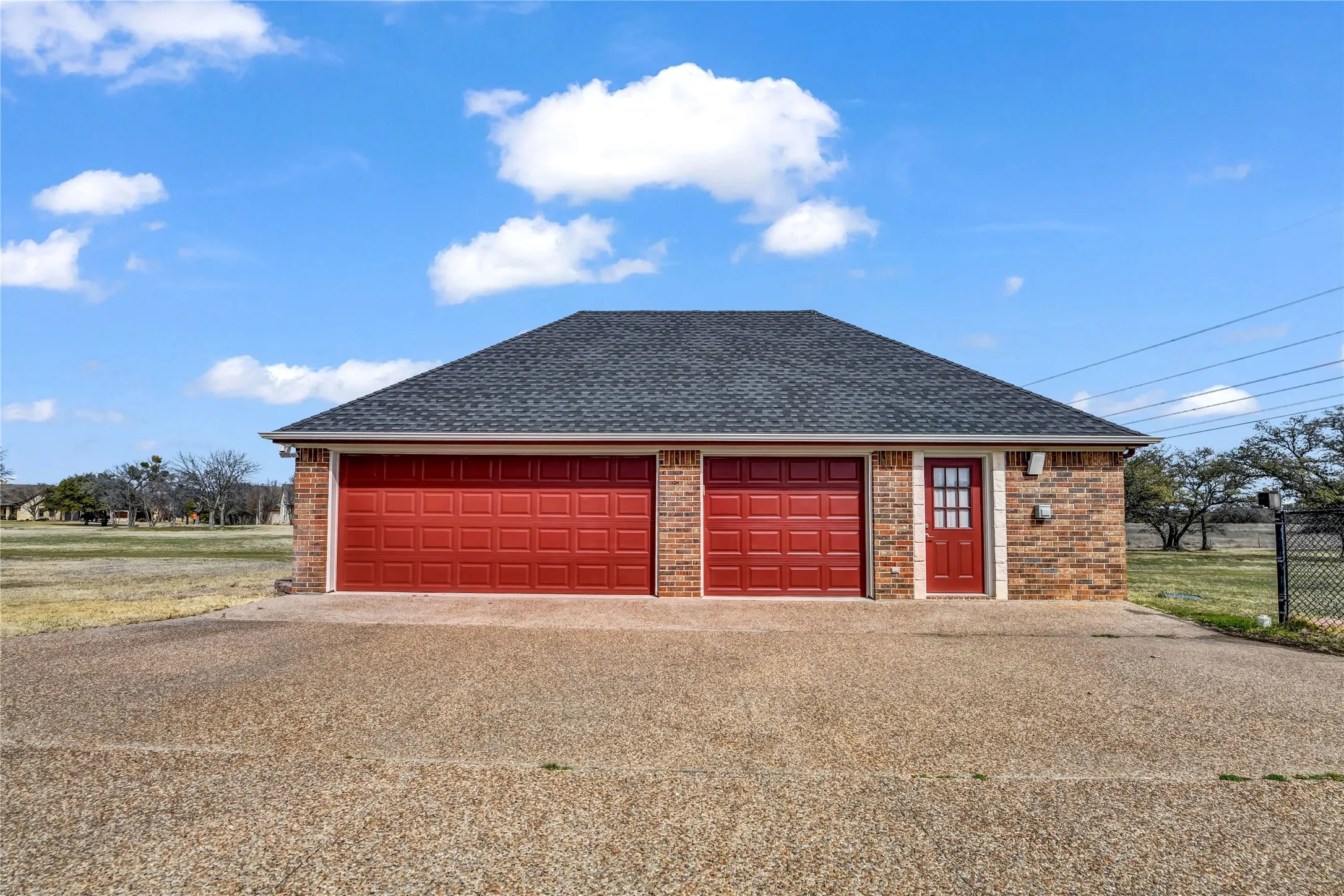 Single Family Residence For Sale in Parker County , 136 Arapahoe Ridge, Weatherford, Texas 76087, 4 Bedroom, 5 Bathroom, 5 Garage spaces, 3,295 Sqft, built in 2000, mls#21378192, Real Estate Agent in Weatherford, Homes For Sale in Parker county, Homes For Sale in Weatherford, Realtor in Weatherford Texas, Real Estate Brokerage Independent Realty Texas, Luminita Cordes Realtor