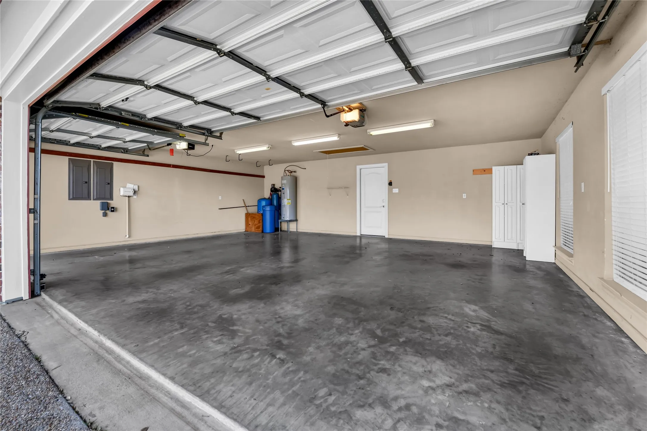 Single Family Residence For Sale in Parker County , 136 Arapahoe Ridge, Weatherford, Texas 76087, 4 Bedroom, 5 Bathroom, 5 Garage spaces, 3,295 Sqft, built in 2000, mls#21378192, Real Estate Agent in Weatherford, Homes For Sale in Parker county, Homes For Sale in Weatherford, Realtor in Weatherford Texas, Real Estate Brokerage Independent Realty Texas, Luminita Cordes Realtor