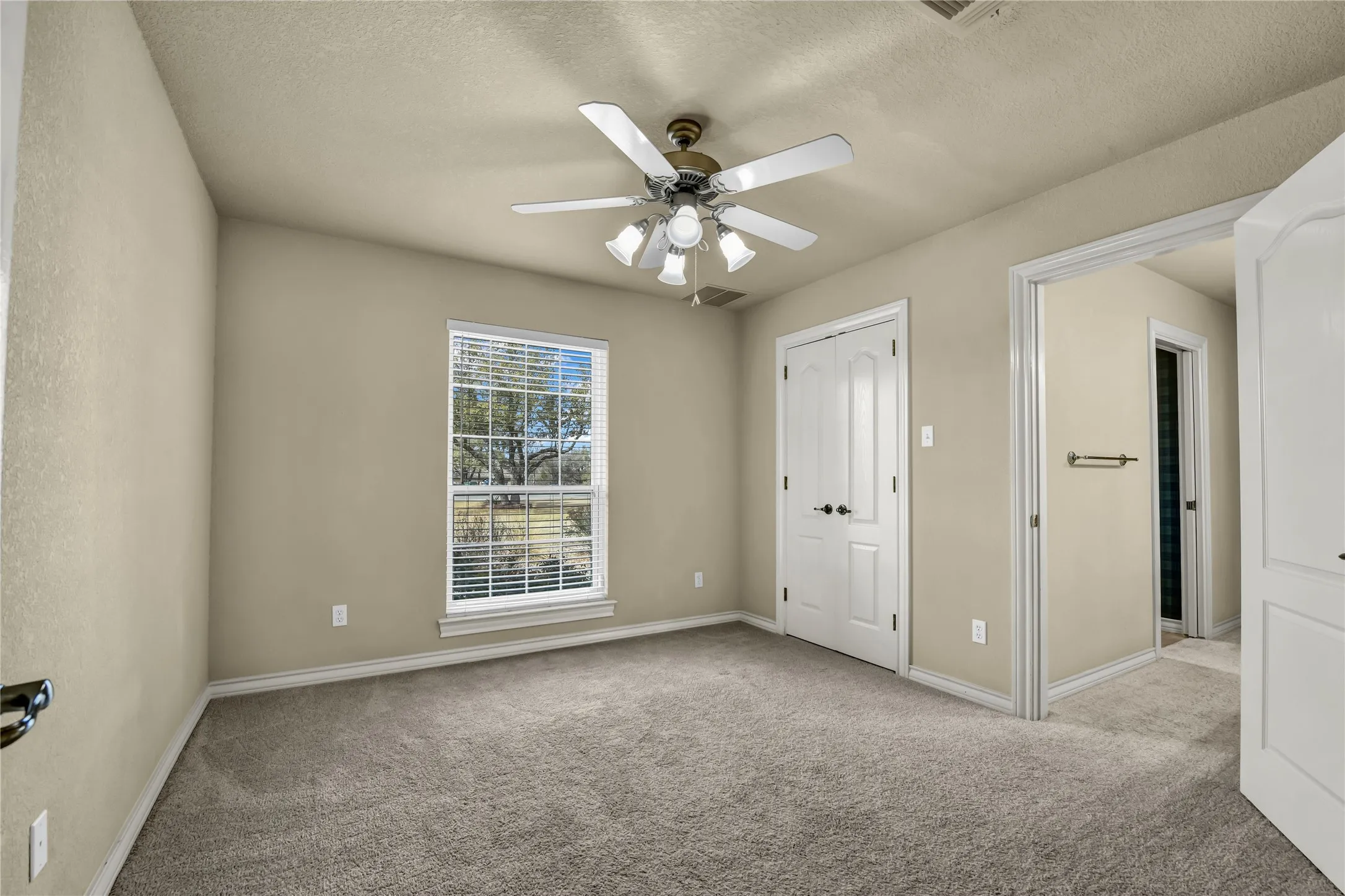 Single Family Residence For Sale in Parker County , 136 Arapahoe Ridge, Weatherford, Texas 76087, 4 Bedroom, 5 Bathroom, 5 Garage spaces, 3,295 Sqft, built in 2000, mls#21378192, Real Estate Agent in Weatherford, Homes For Sale in Parker county, Homes For Sale in Weatherford, Realtor in Weatherford Texas, Real Estate Brokerage Independent Realty Texas, Luminita Cordes Realtor