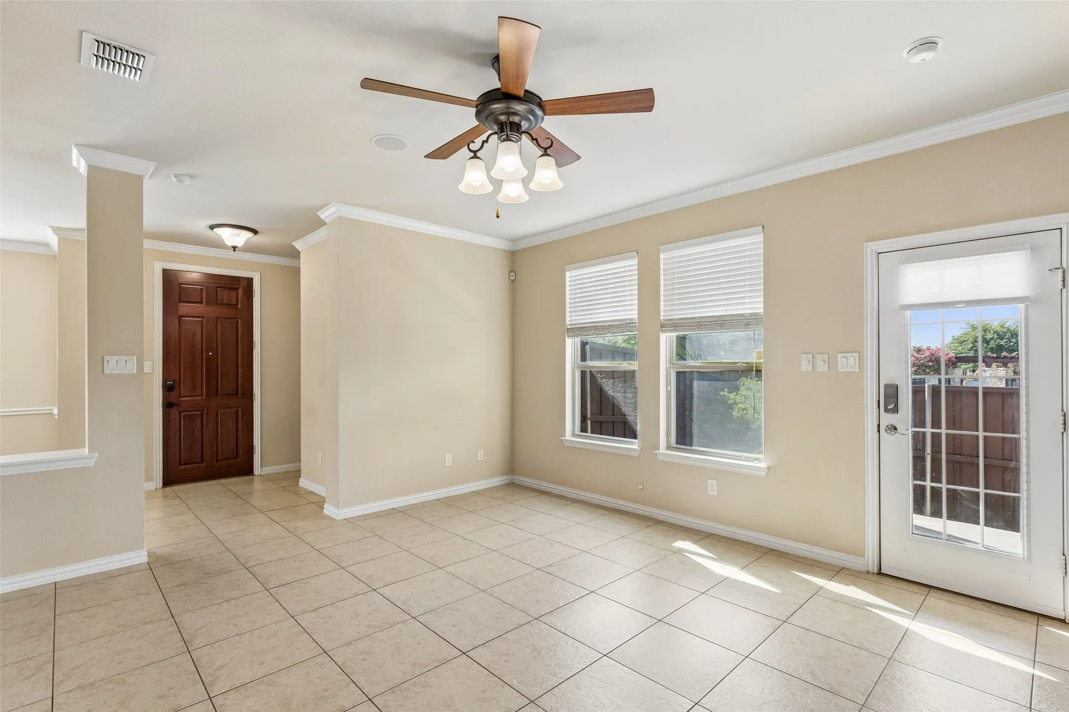 Single Family Residence For Sale in Denton County , 4313 Kestrel Way, Carrollton, Texas 75010, 3 Bedroom, 3 Bathroom, 2 Garage spaces, 1,986 Sqft, built in 2008, mls#21379134, Real Estate Agent in Carrollton, Homes For Sale in Denton county, Homes For Sale in Carrollton, Realtor in Carrollton Texas, Real Estate Brokerage Independent Realty Texas, Luminita Cordes Realtor