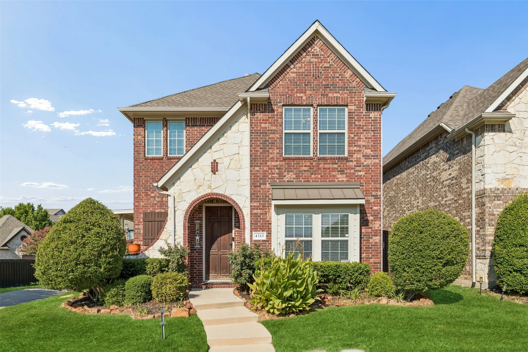 Single Family Residence For Sale in Denton County , 4313 Kestrel Way, Carrollton, Texas 75010, 3 Bedroom, 3 Bathroom, 2 Garage spaces, 1,986 Sqft, built in 2008, mls#21379134, Real Estate Agent in Carrollton, Homes For Sale in Denton county, Homes For Sale in Carrollton, Realtor in Carrollton Texas, Real Estate Brokerage Independent Realty Texas, Luminita Cordes Realtor