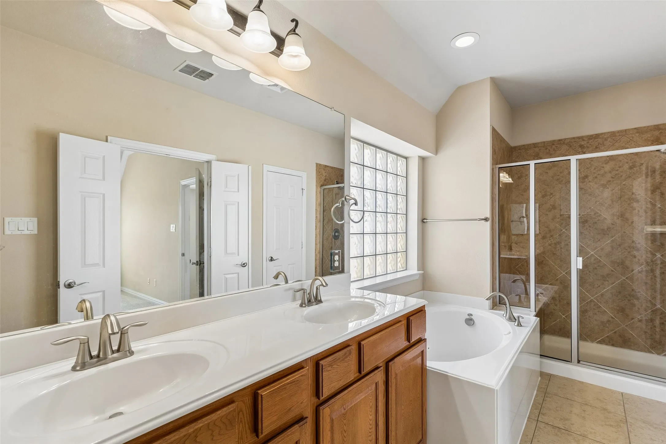 Single Family Residence For Sale in Denton County , 4313 Kestrel Way, Carrollton, Texas 75010, 3 Bedroom, 3 Bathroom, 2 Garage spaces, 1,986 Sqft, built in 2008, mls#21379134, Real Estate Agent in Carrollton, Homes For Sale in Denton county, Homes For Sale in Carrollton, Realtor in Carrollton Texas, Real Estate Brokerage Independent Realty Texas, Luminita Cordes Realtor