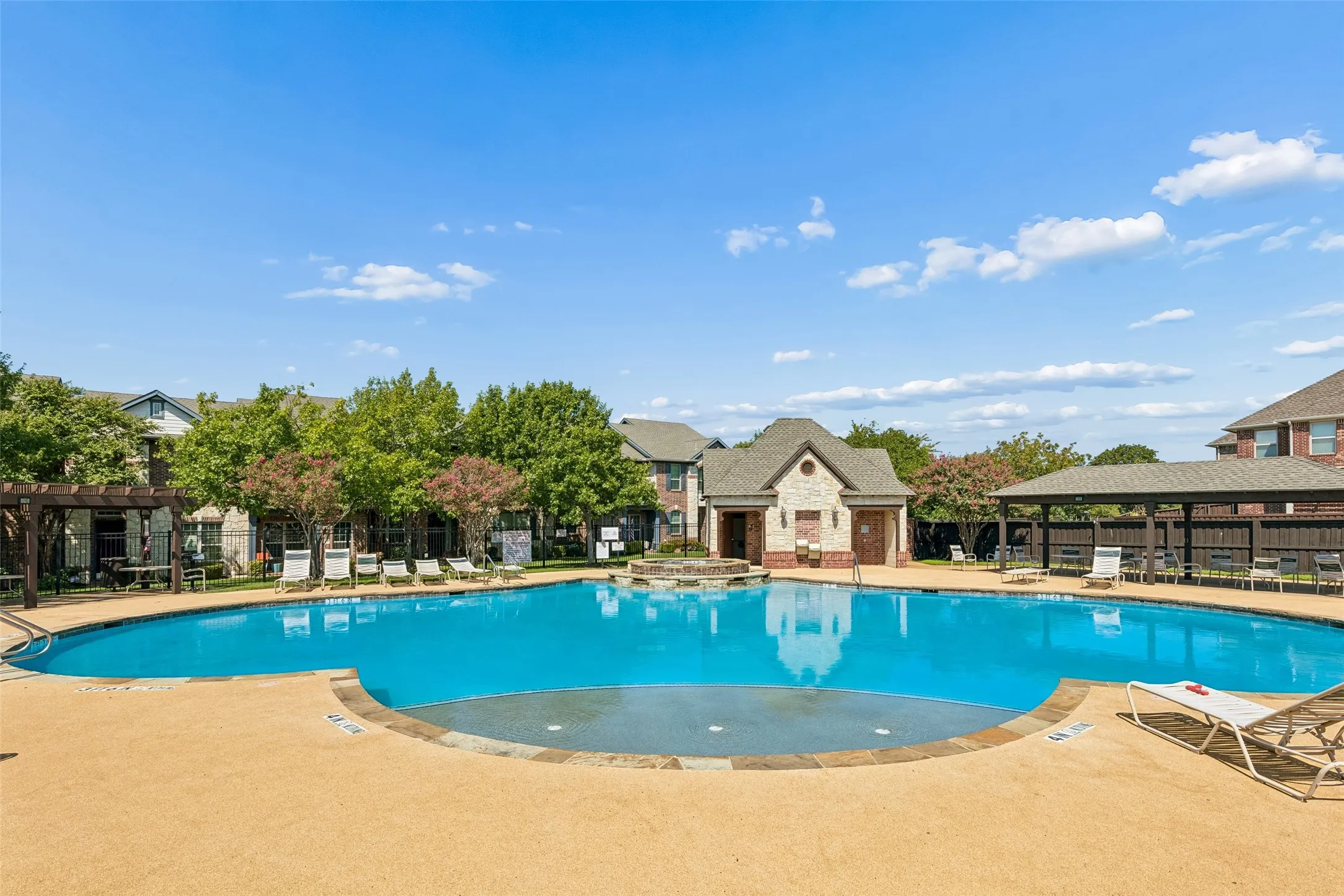 Single Family Residence For Sale in Denton County , 4313 Kestrel Way, Carrollton, Texas 75010, 3 Bedroom, 3 Bathroom, 2 Garage spaces, 1,986 Sqft, built in 2008, mls#21379134, Real Estate Agent in Carrollton, Homes For Sale in Denton county, Homes For Sale in Carrollton, Realtor in Carrollton Texas, Real Estate Brokerage Independent Realty Texas, Luminita Cordes Realtor