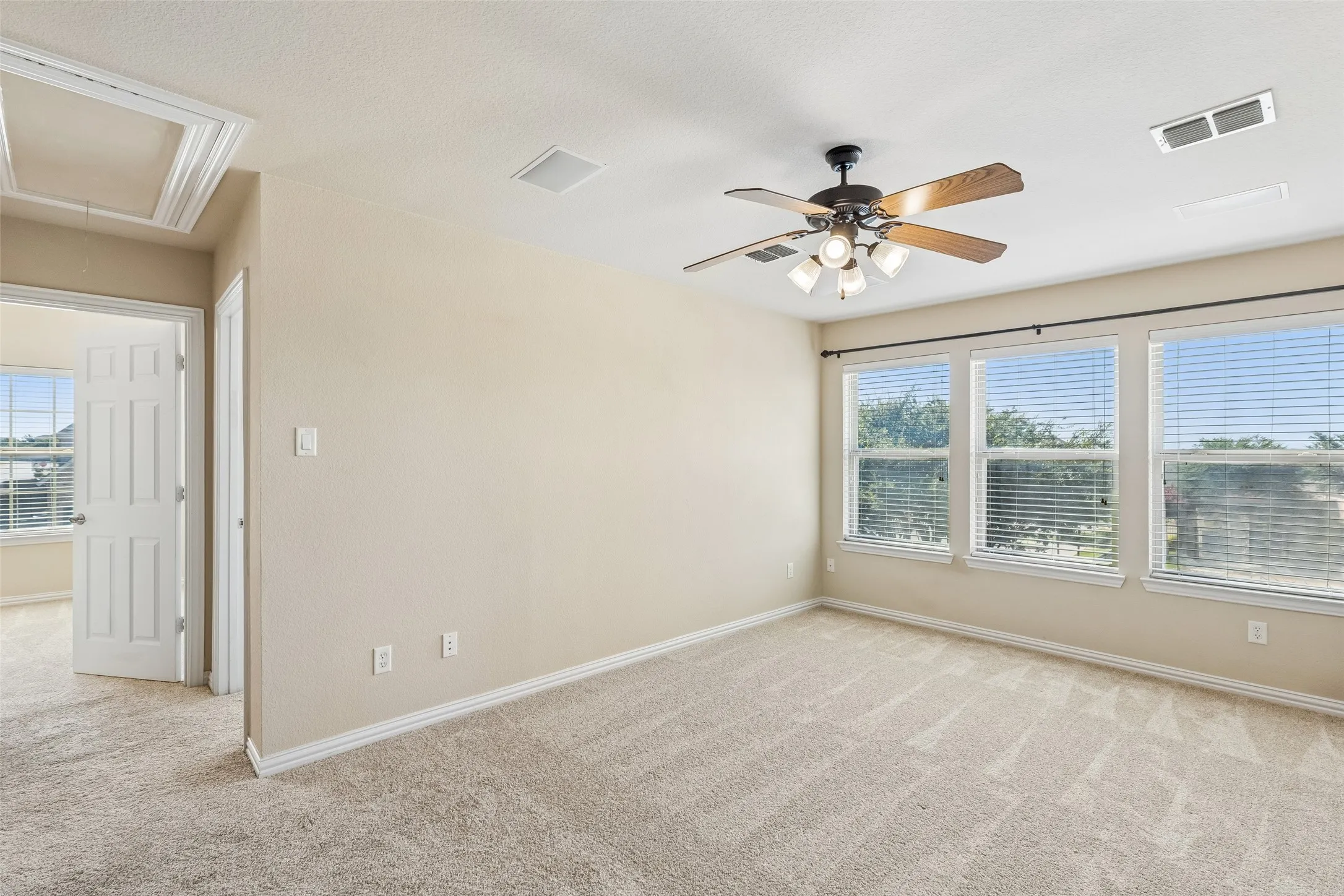 Single Family Residence For Sale in Denton County , 4313 Kestrel Way, Carrollton, Texas 75010, 3 Bedroom, 3 Bathroom, 2 Garage spaces, 1,986 Sqft, built in 2008, mls#21379134, Real Estate Agent in Carrollton, Homes For Sale in Denton county, Homes For Sale in Carrollton, Realtor in Carrollton Texas, Real Estate Brokerage Independent Realty Texas, Luminita Cordes Realtor